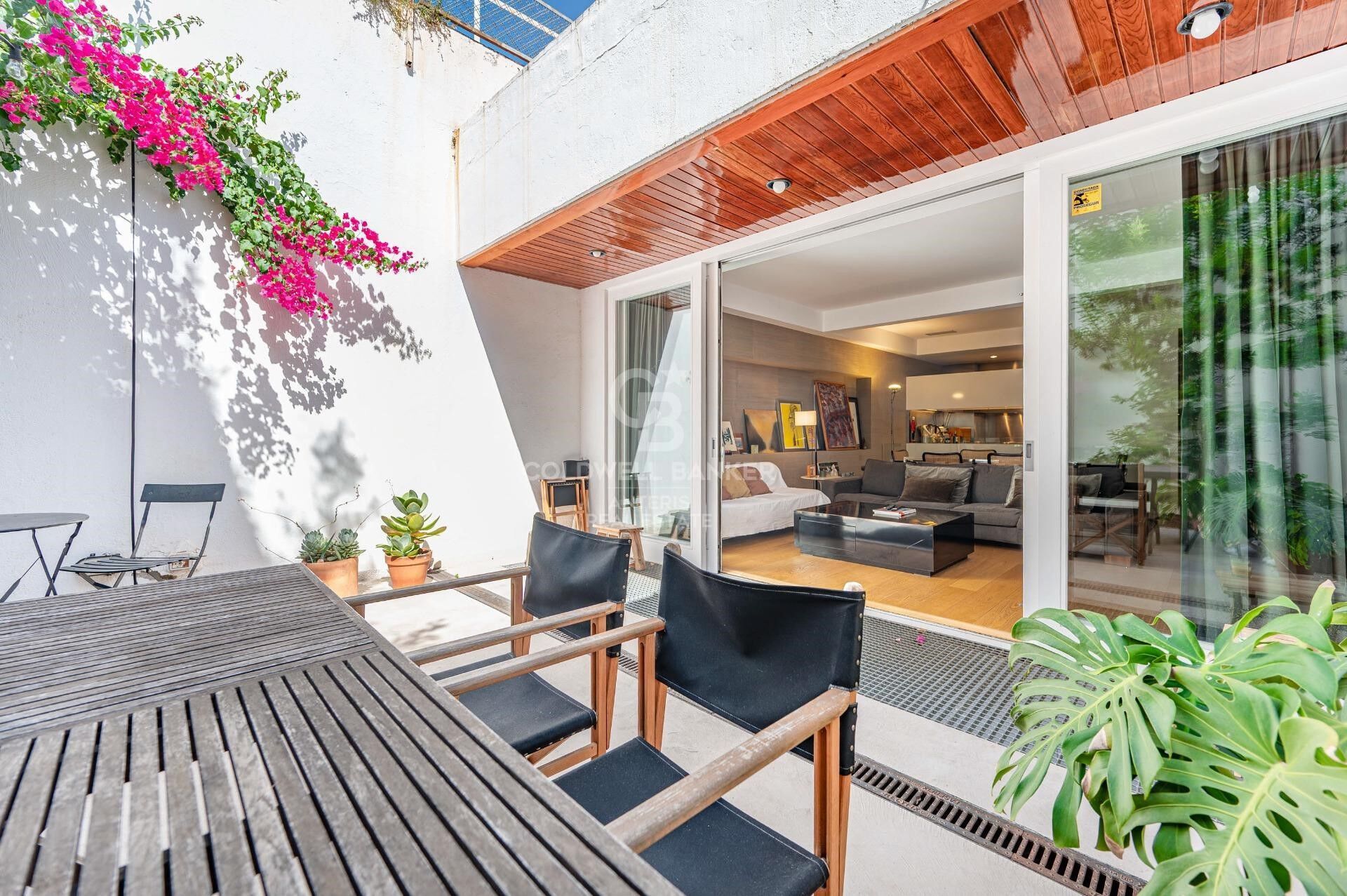 Bright duplex of 176m2 built, with a terrace of 32m2, in Vila de Gracia.