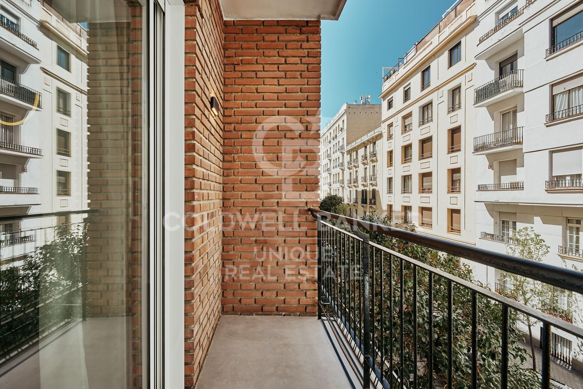 Renovated exterior apartment with terrace, garage, and storage room in Lista, Madrid