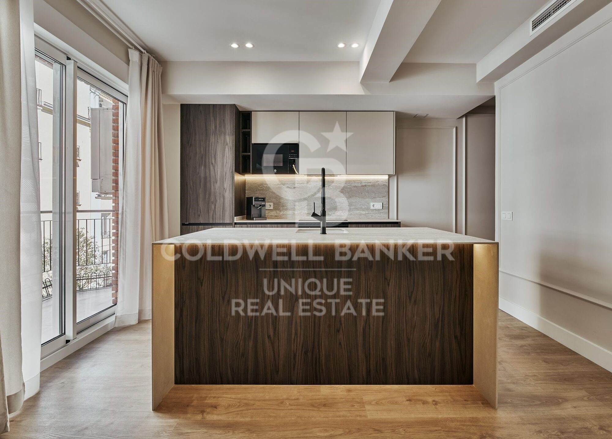 Renovated exterior apartment with terrace, garage, and storage room in Lista, Madrid