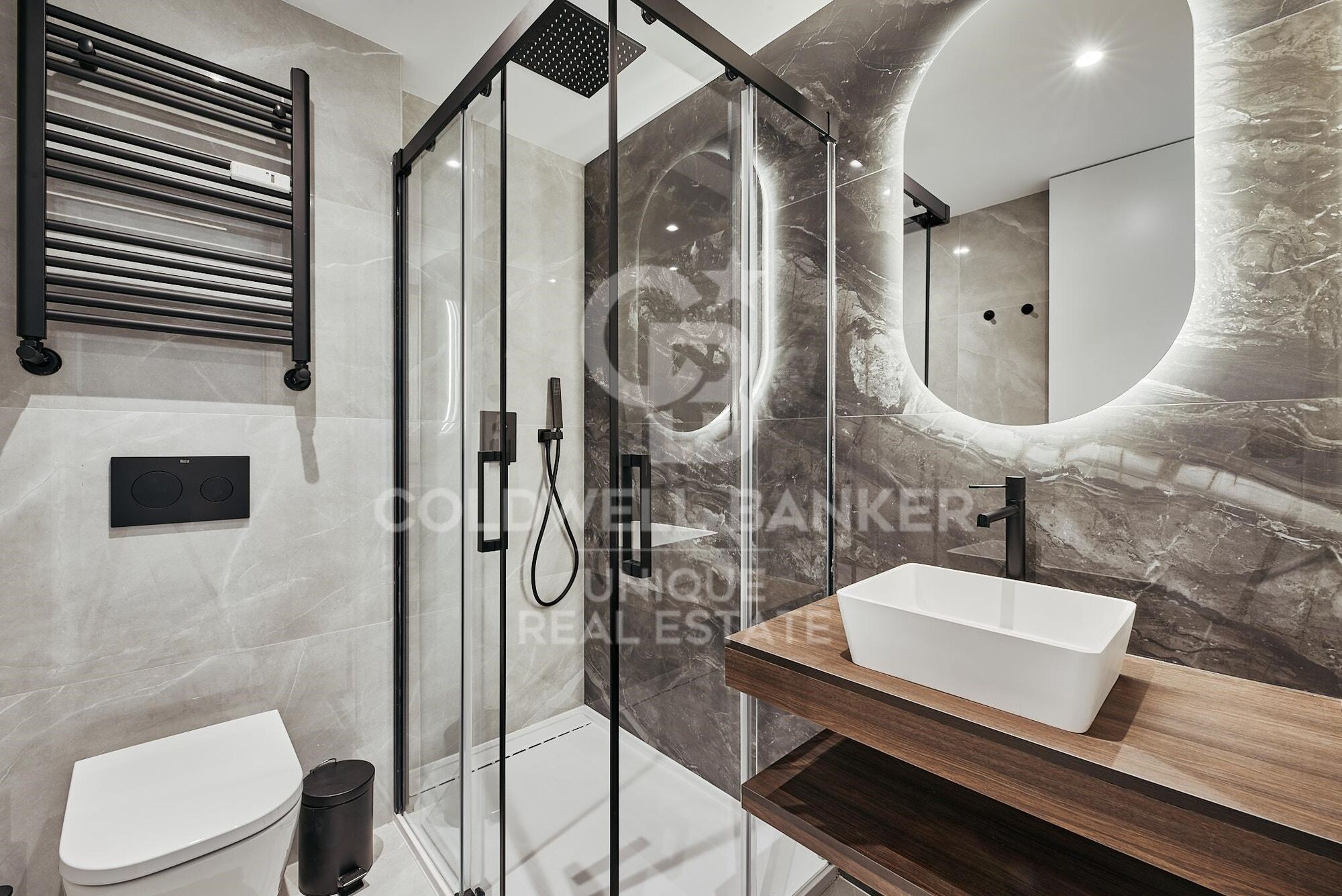 Renovated exterior apartment with terrace, garage, and storage room in Lista, Madrid