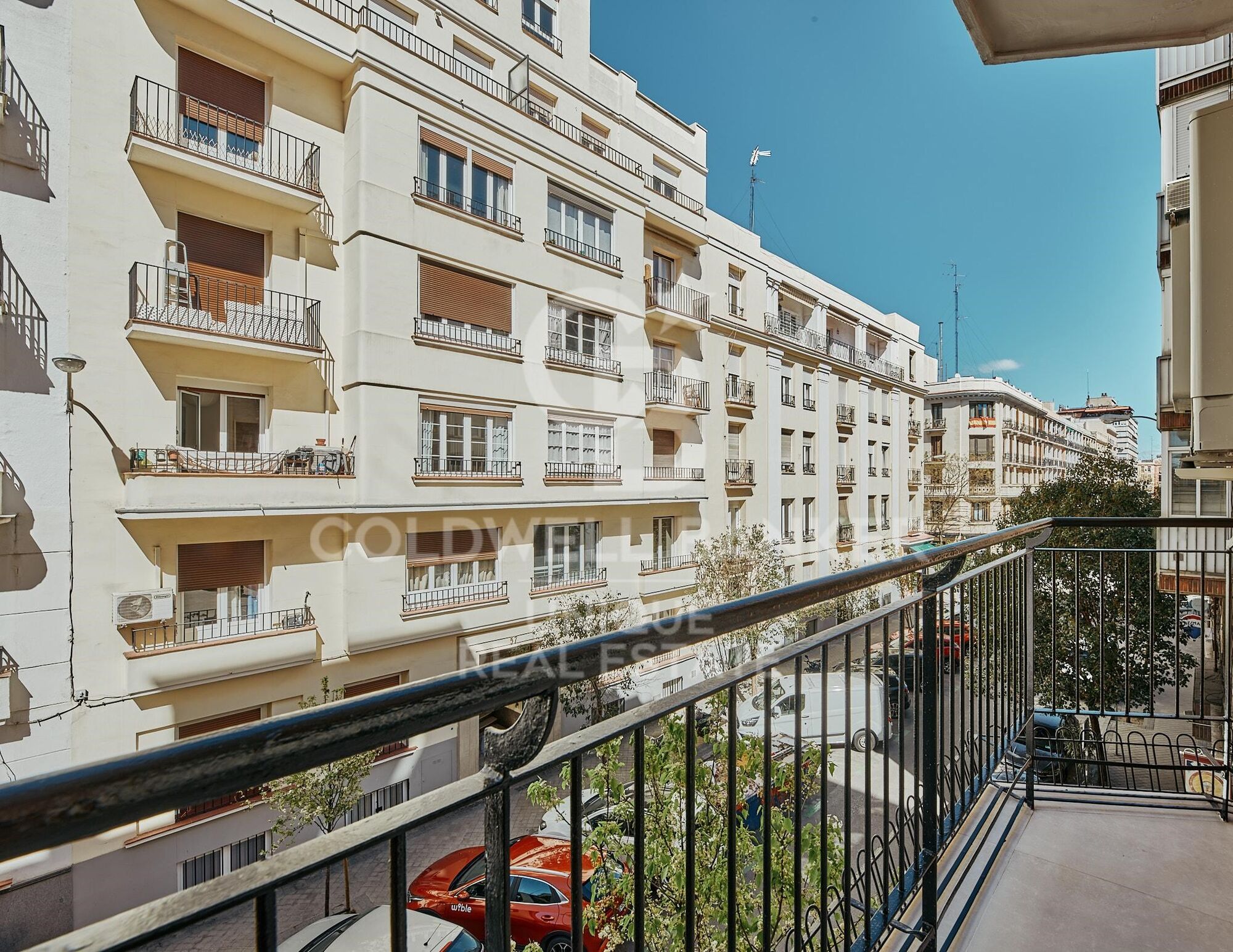Renovated exterior apartment with terrace, garage, and storage room in Lista, Madrid