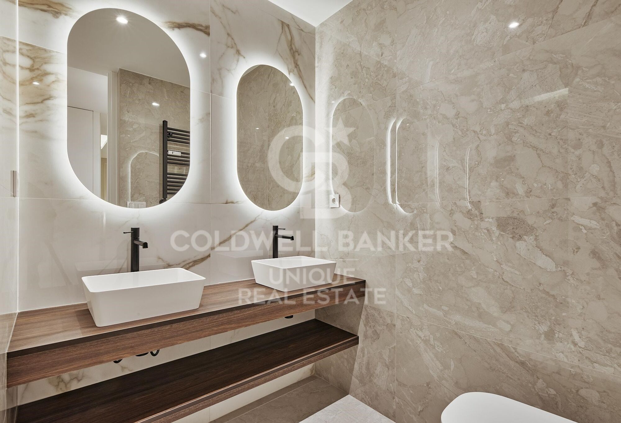 Renovated exterior apartment with terrace, garage, and storage room in Lista, Madrid