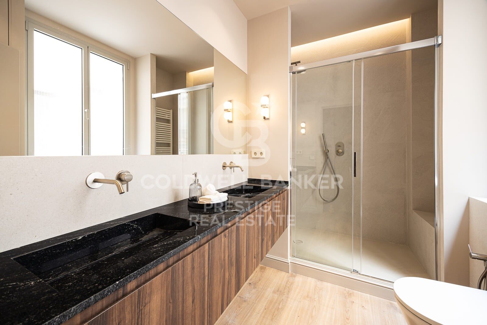 Refurbished flat for sale in Eixample Derecho