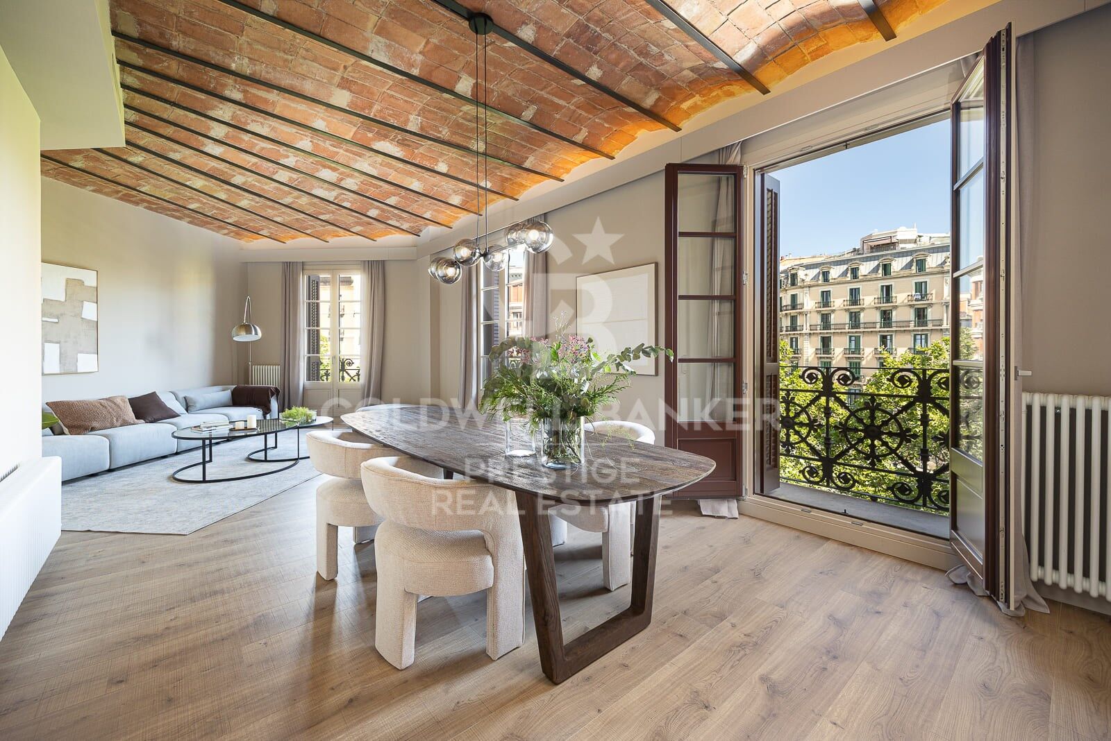 Refurbished flat for sale in Eixample Derecho