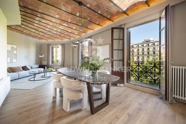 Piso reformado en venta en Eixample Derecho