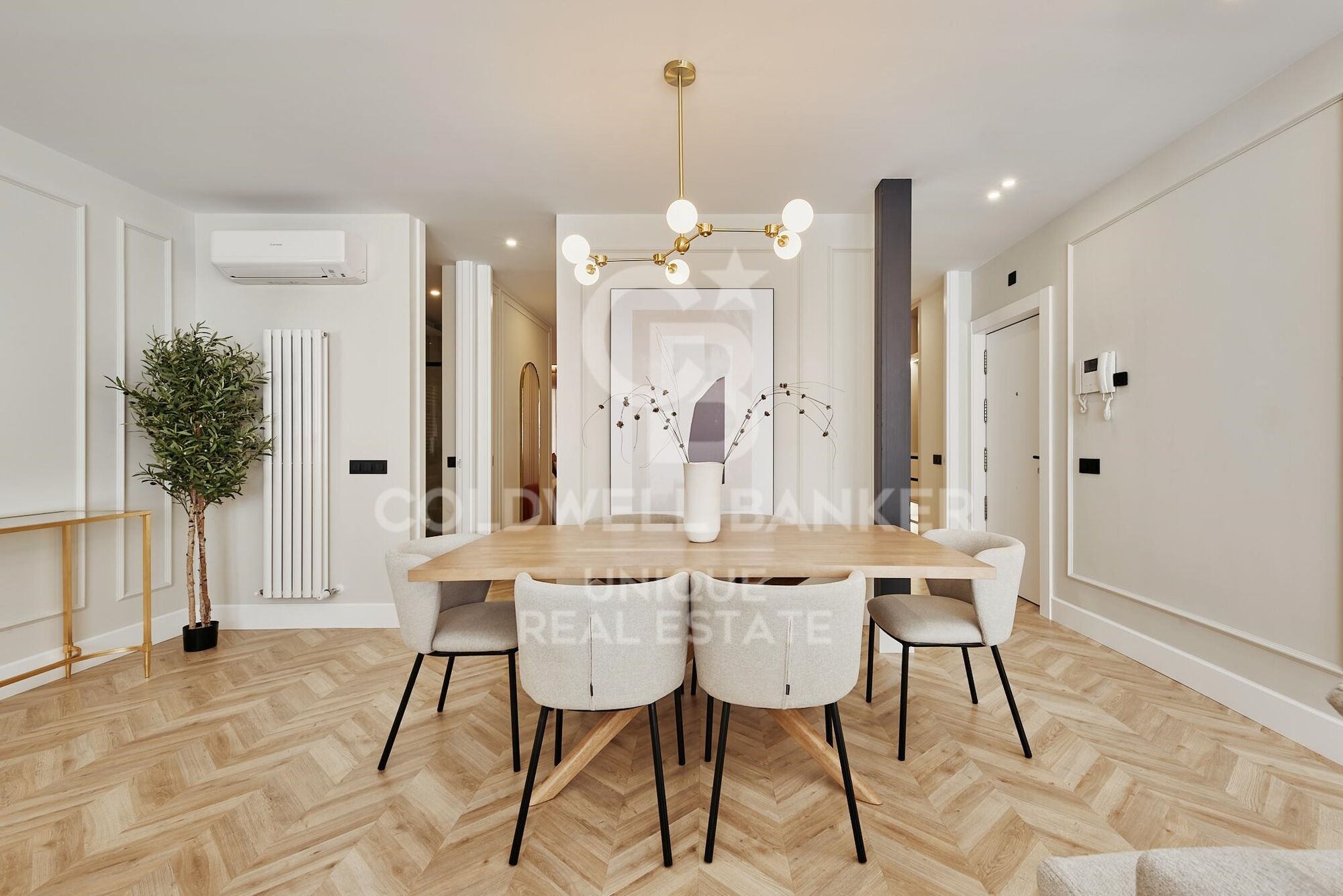 Two-bedroom apartment in the heart of Salamanca District.