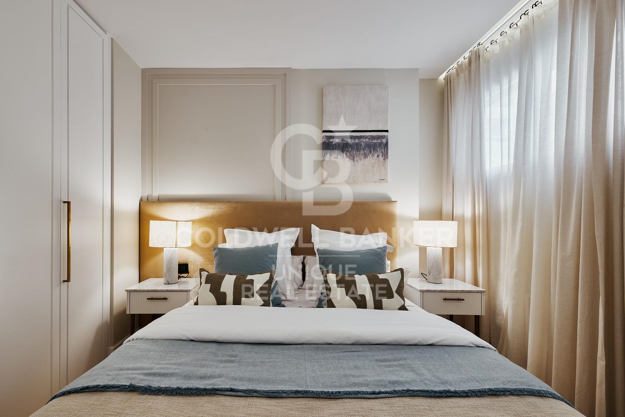 Two-bedroom apartment in the heart of Salamanca District.