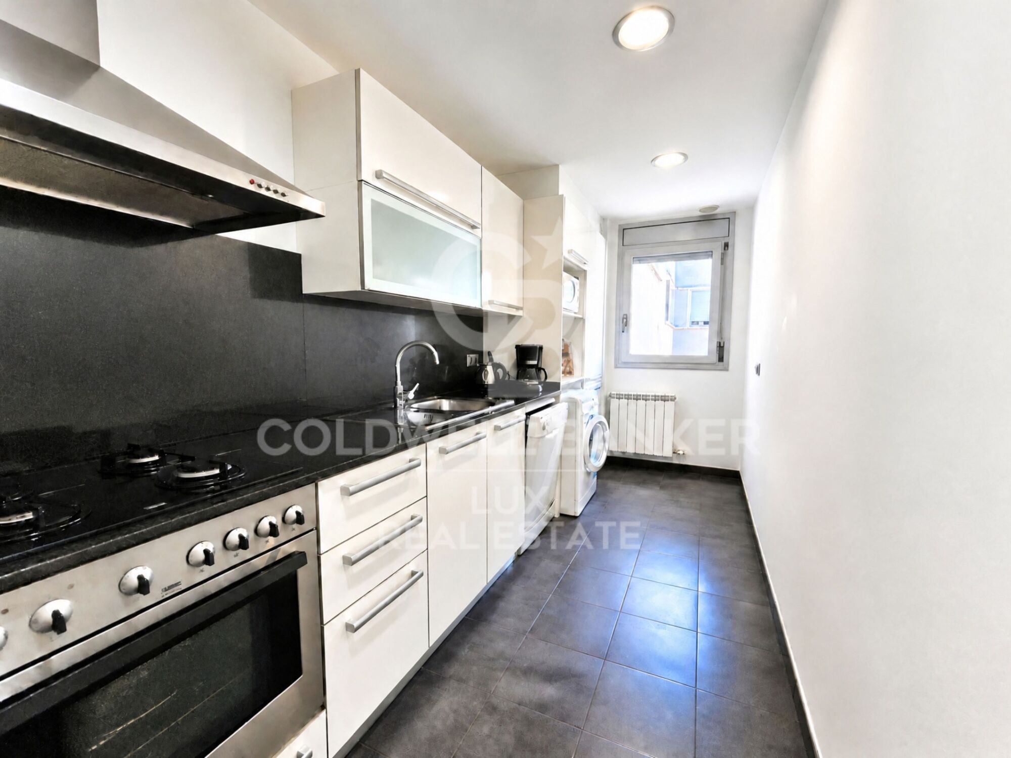 3-bedroom flat, centre of Roses with parking, storage room and tourist licence