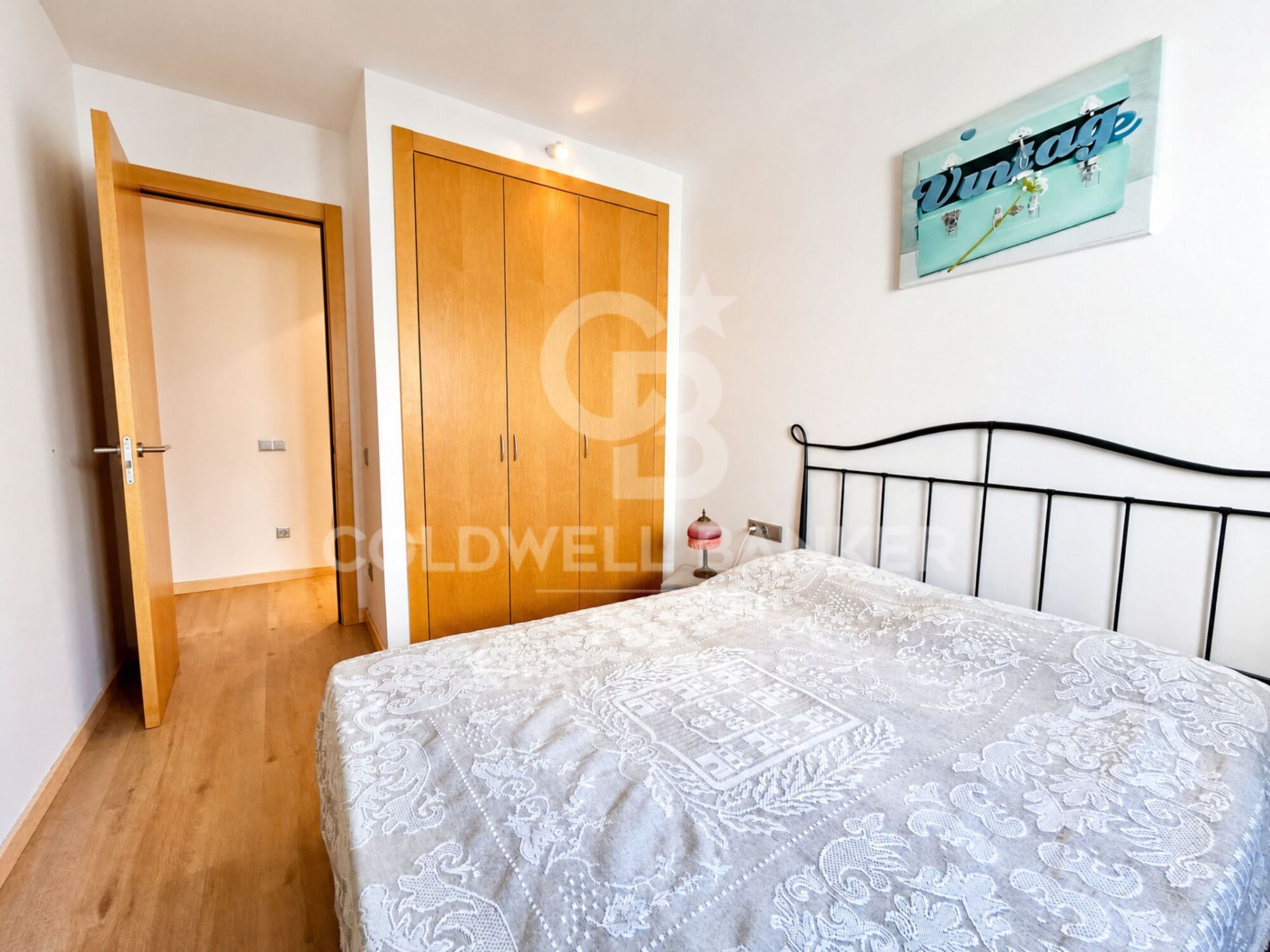 3-bedroom flat, centre of Roses with parking, storage room and tourist licence