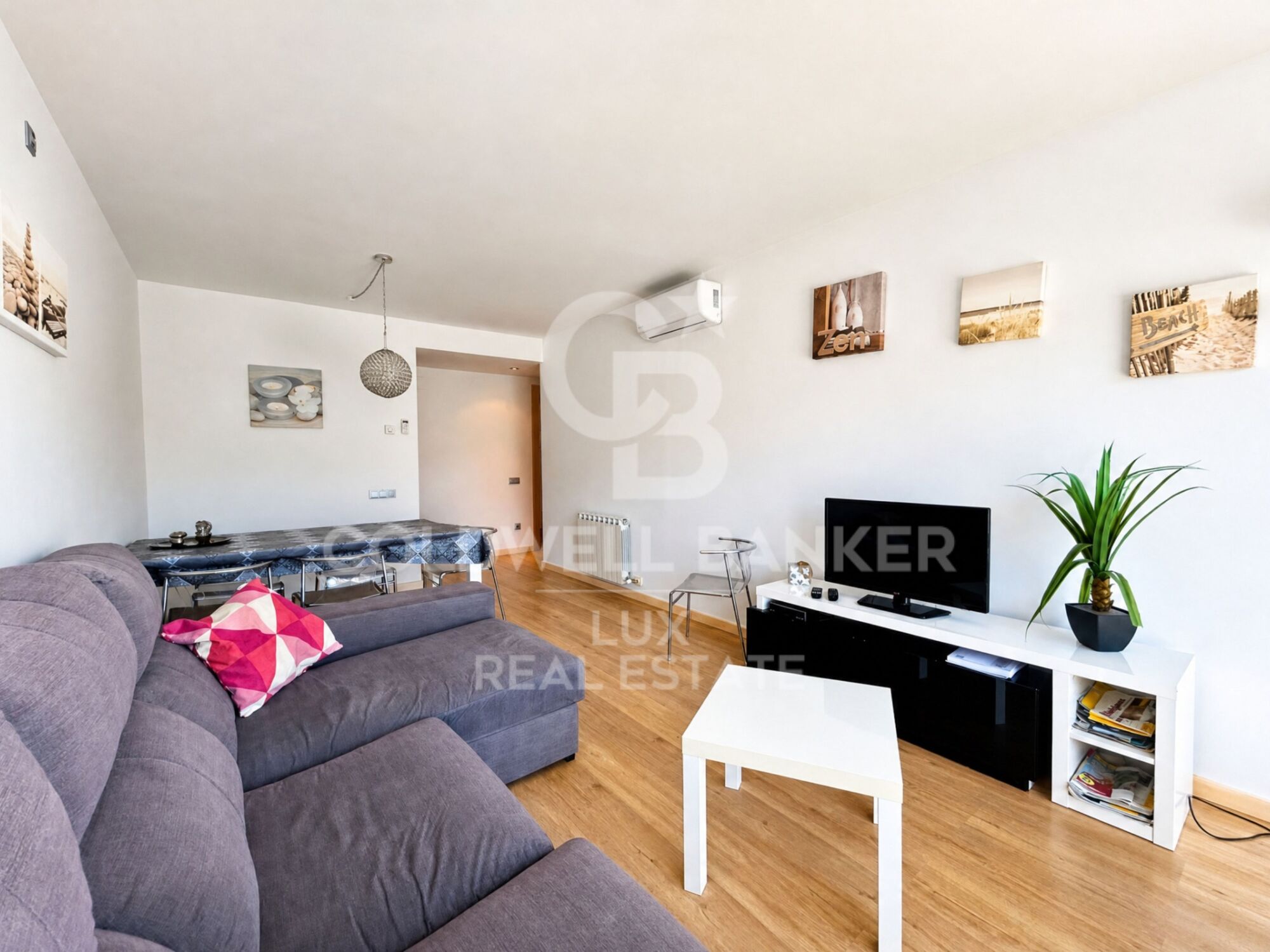 3-bedroom flat, centre of Roses with parking, storage room and tourist licence