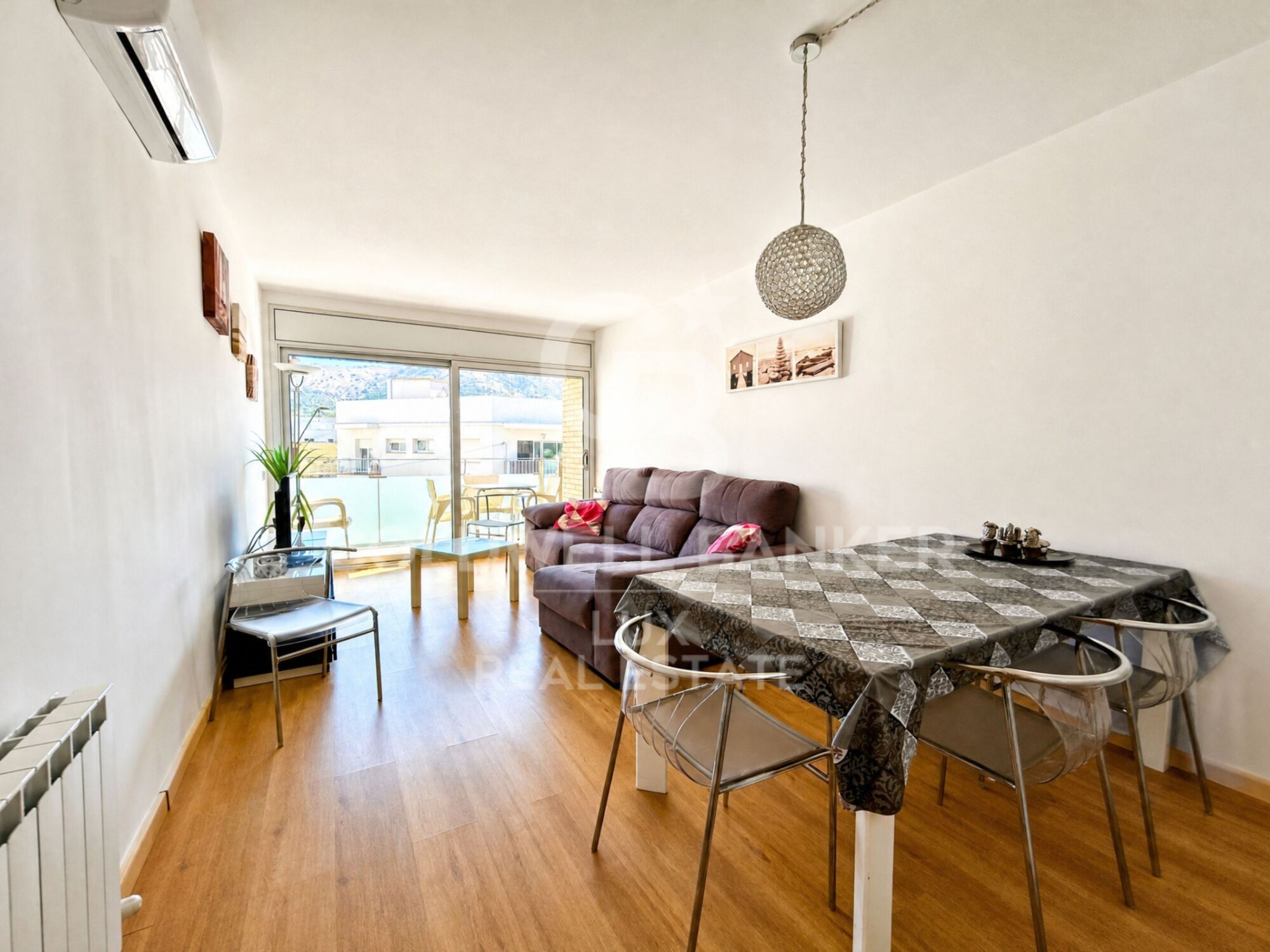 3-bedroom flat, centre of Roses with parking, storage room and tourist licence