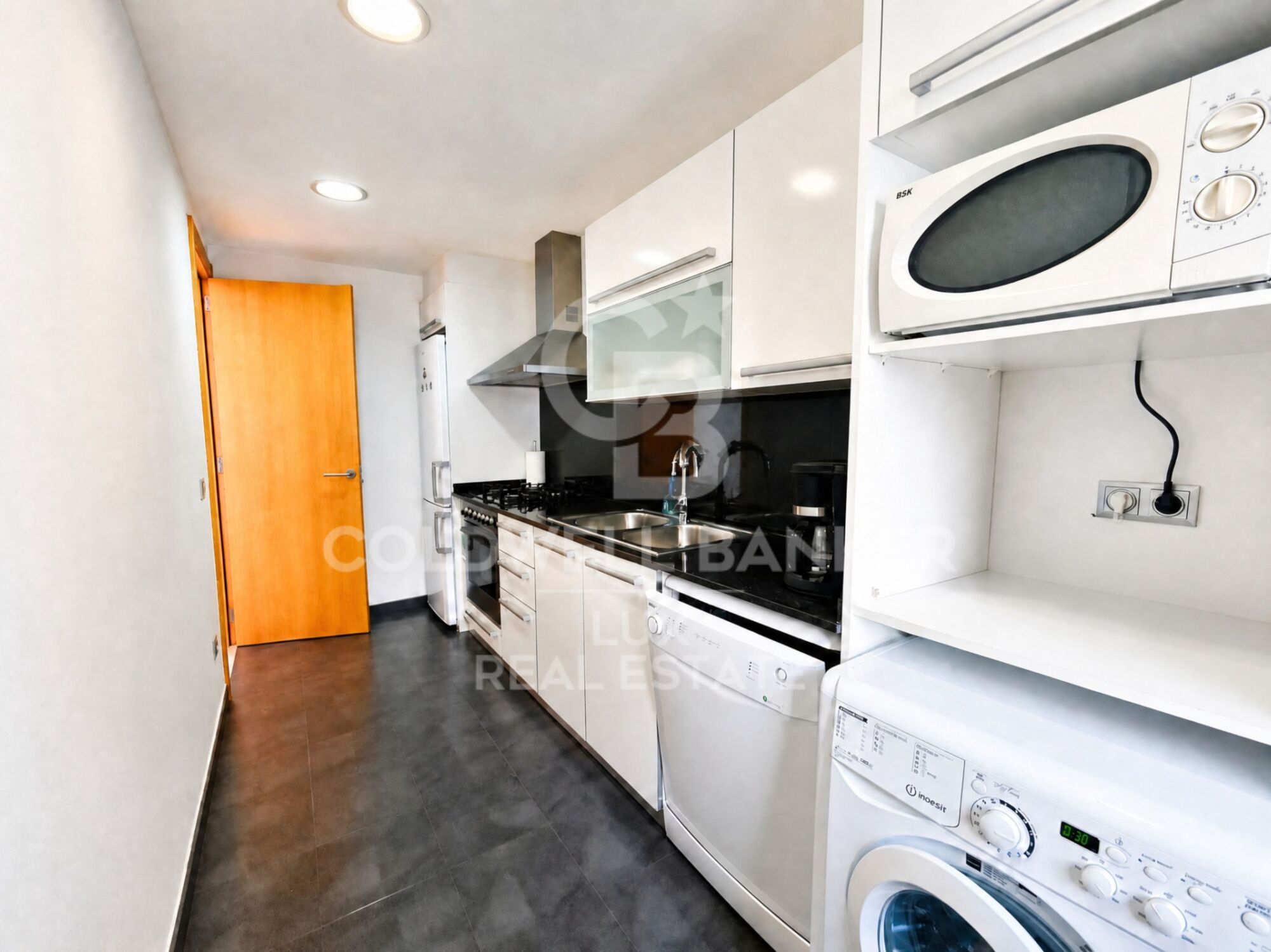 3-bedroom flat, centre of Roses with parking, storage room and tourist licence