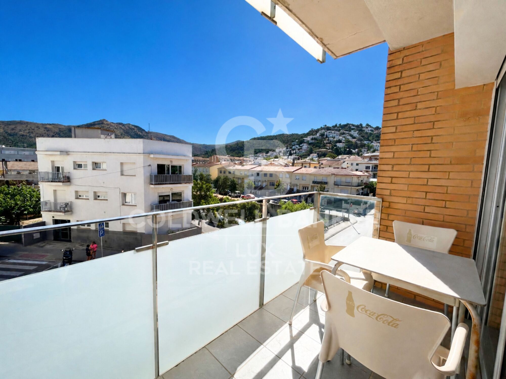 3-bedroom flat, centre of Roses with parking, storage room and tourist licence