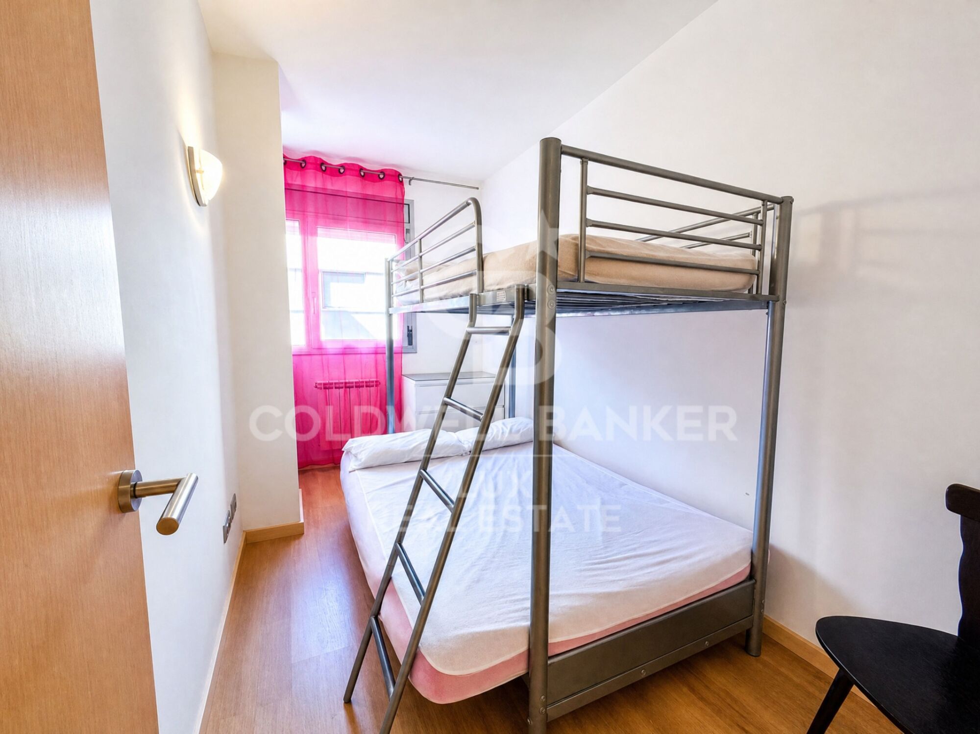 3-bedroom flat, centre of Roses with parking, storage room and tourist licence