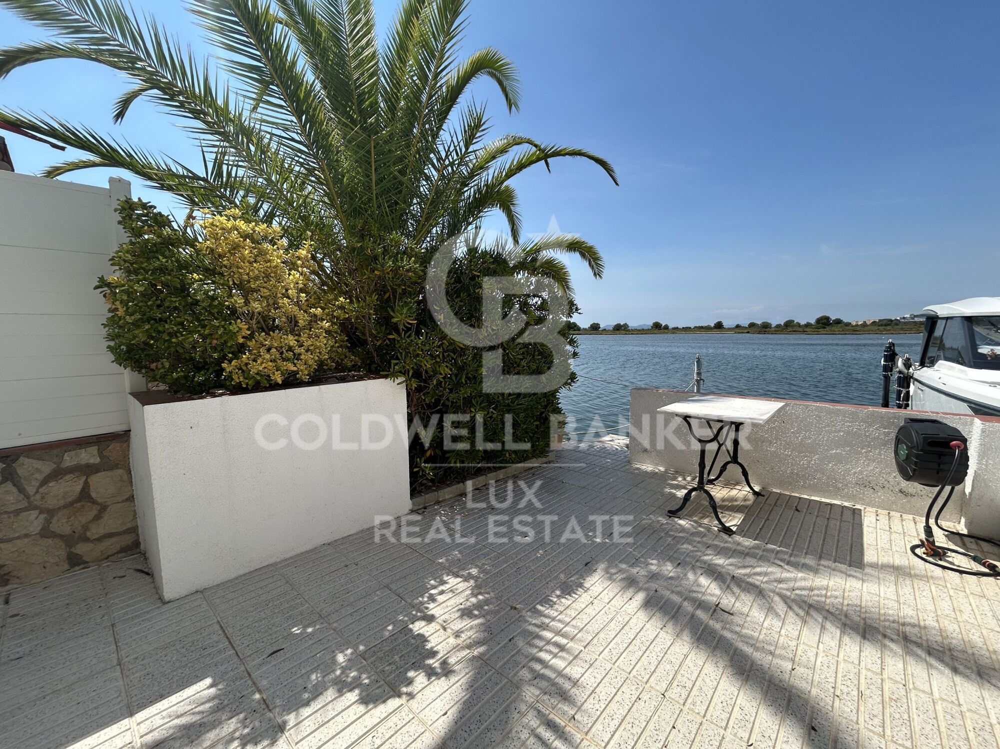 Haus mit privatem Liegeplatz und offenem Blick in Santa Margarita, Roses