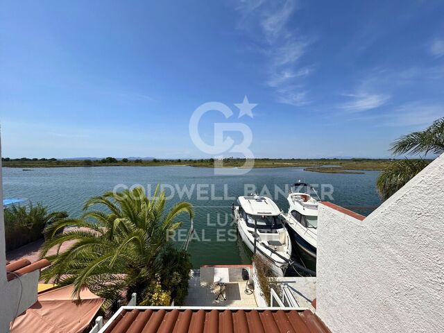Haus mit privatem Liegeplatz und offenem Blick in Santa Margarita, Roses