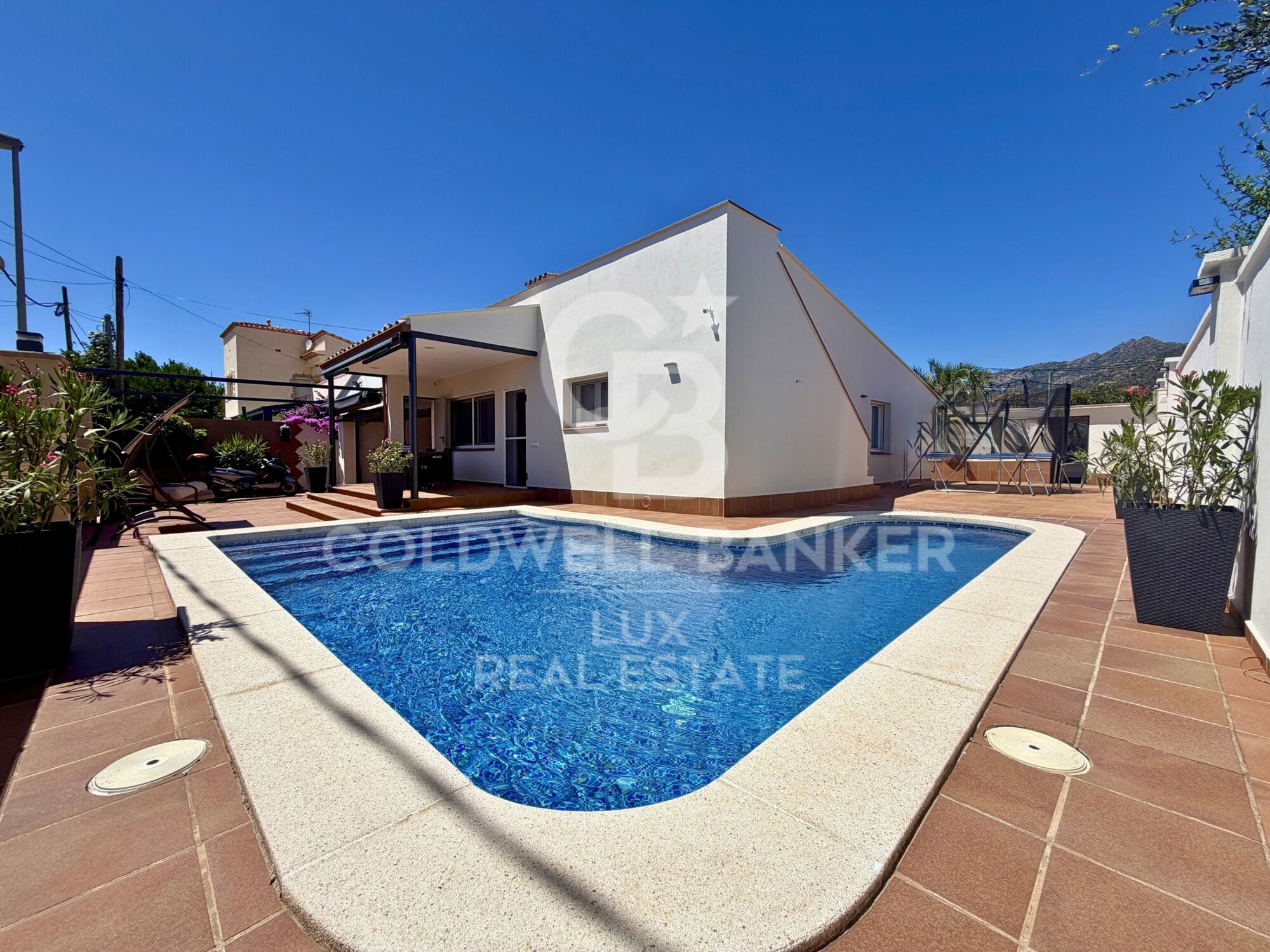 A fully renovated single-storey house in Roses, with pool and garage