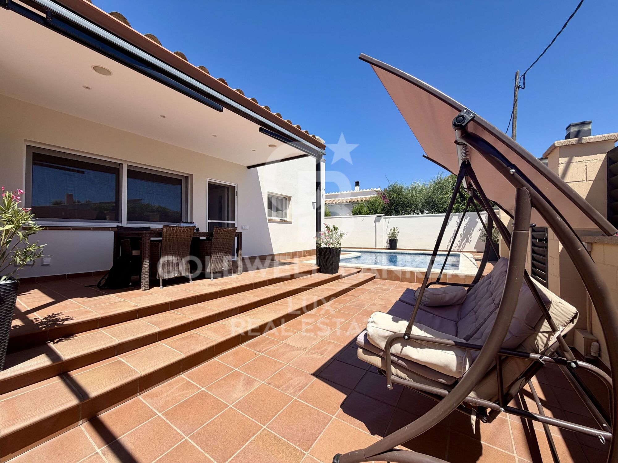 A fully renovated single-storey house in Roses, with pool and garage