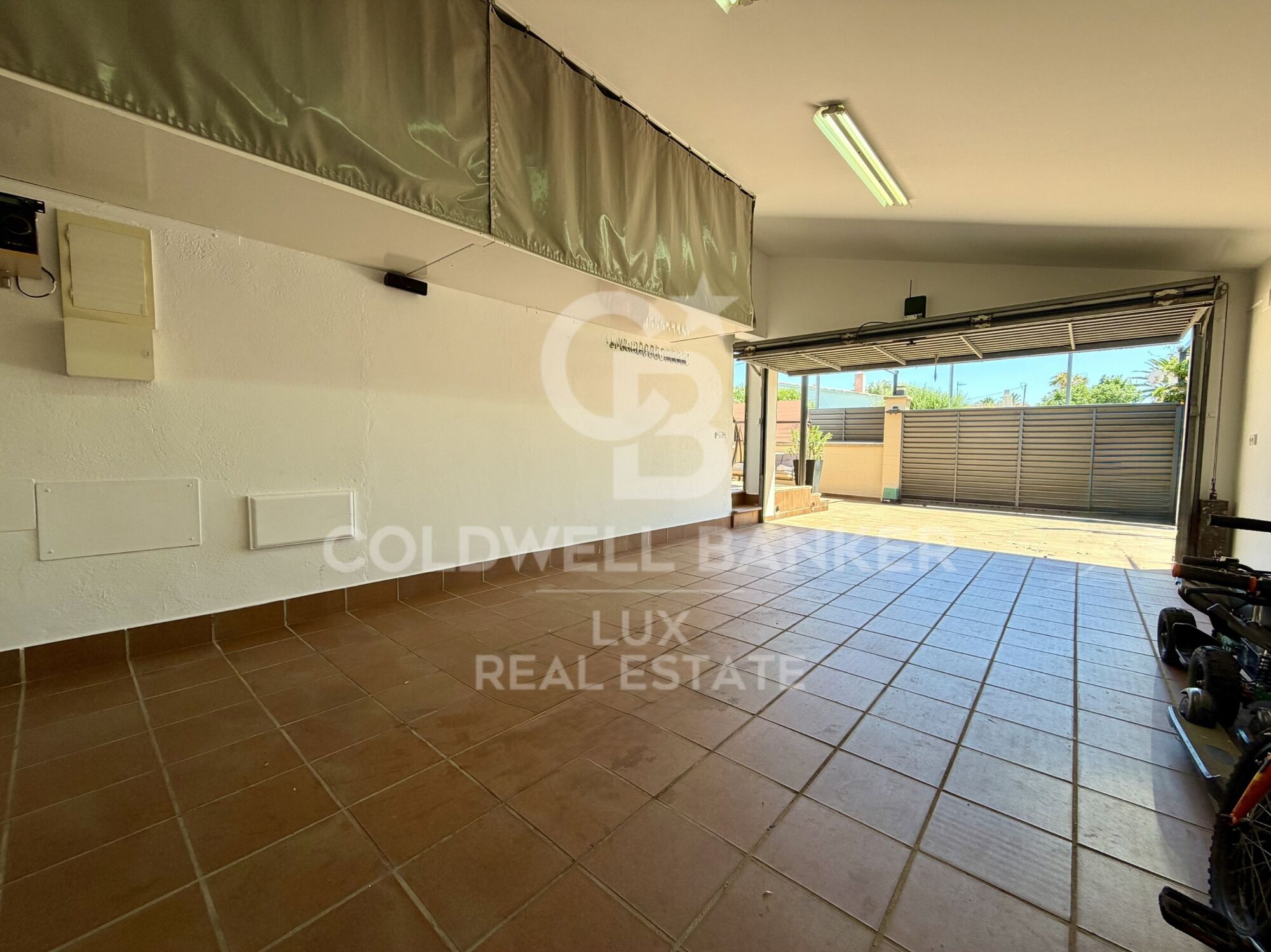 A fully renovated single-storey house in Roses, with pool and garage
