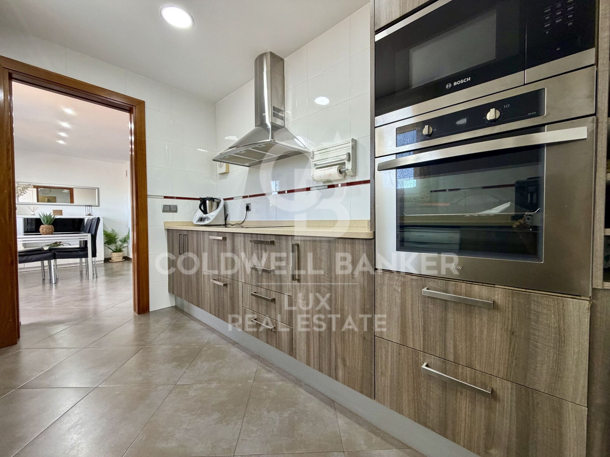 A fully renovated single-storey house in Roses, with pool and garage