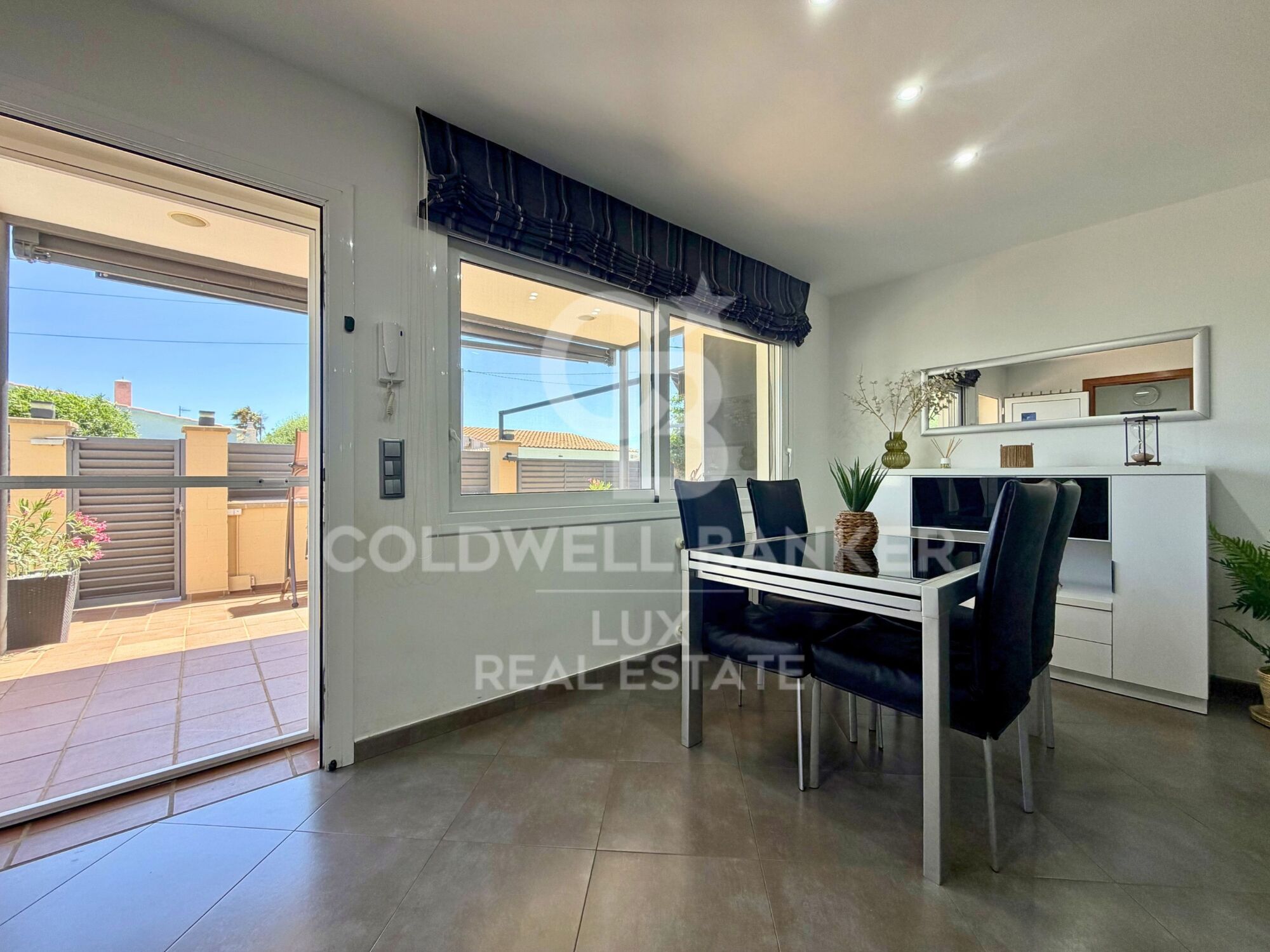 A fully renovated single-storey house in Roses, with pool and garage