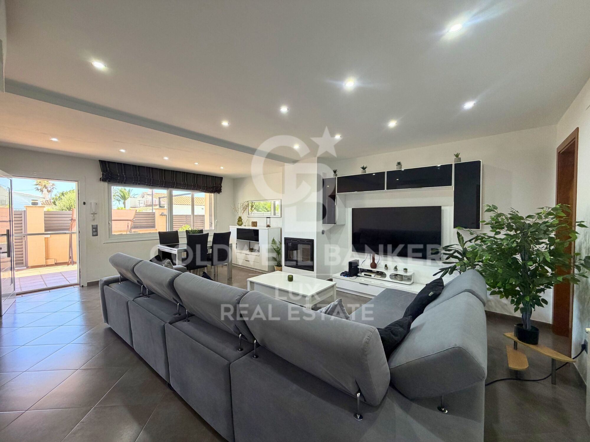 A fully renovated single-storey house in Roses, with pool and garage