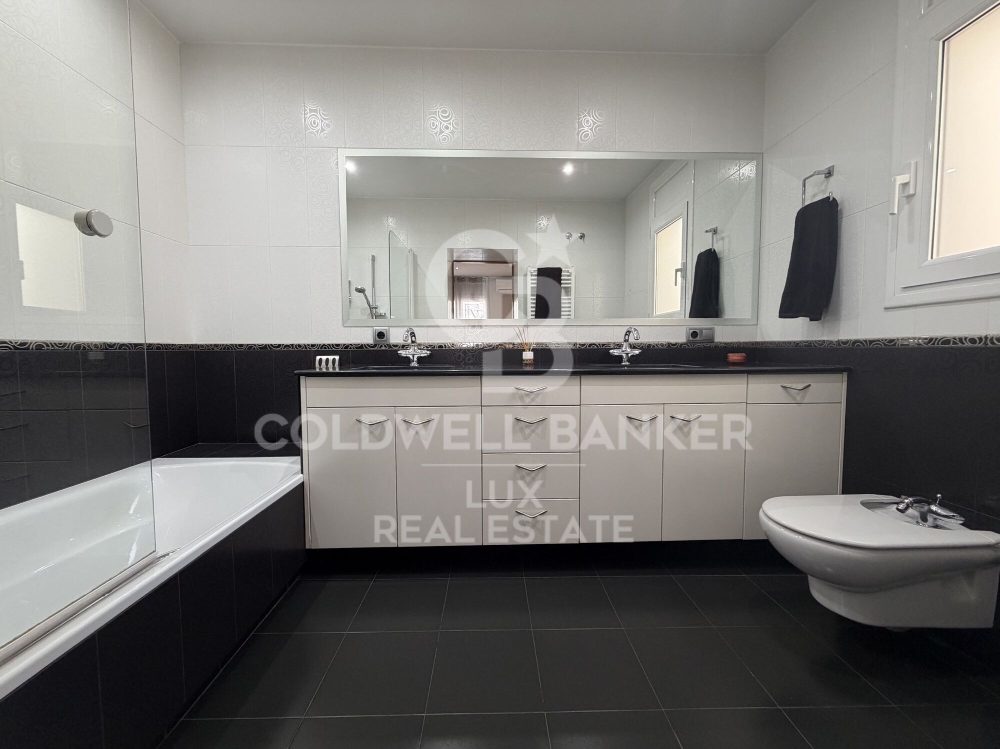 A fully renovated single-storey house in Roses, with pool and garage