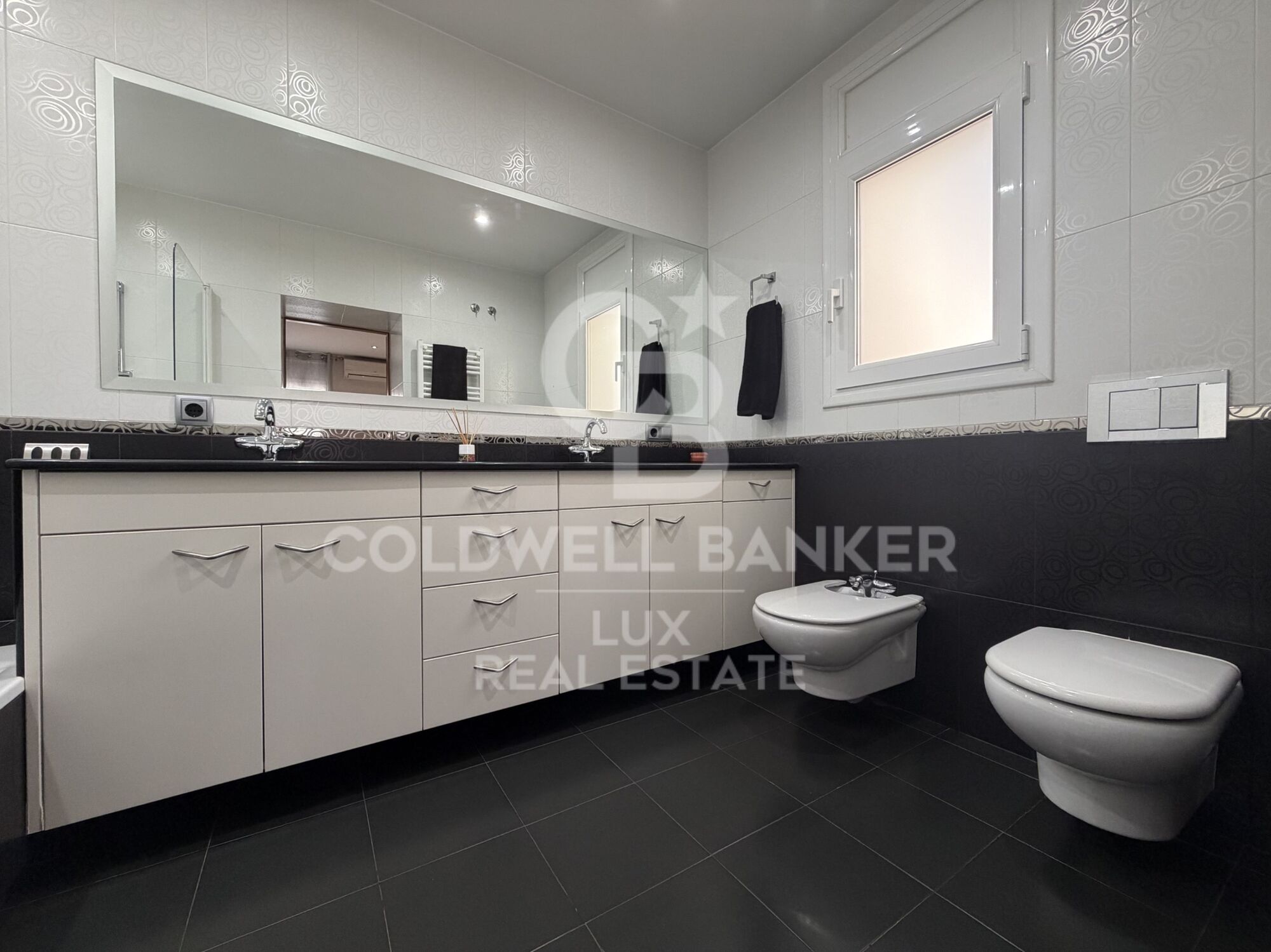 A fully renovated single-storey house in Roses, with pool and garage