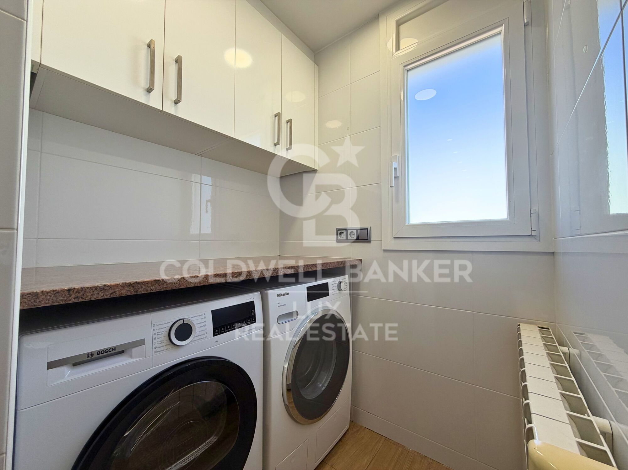 A fully renovated single-storey house in Roses, with pool and garage