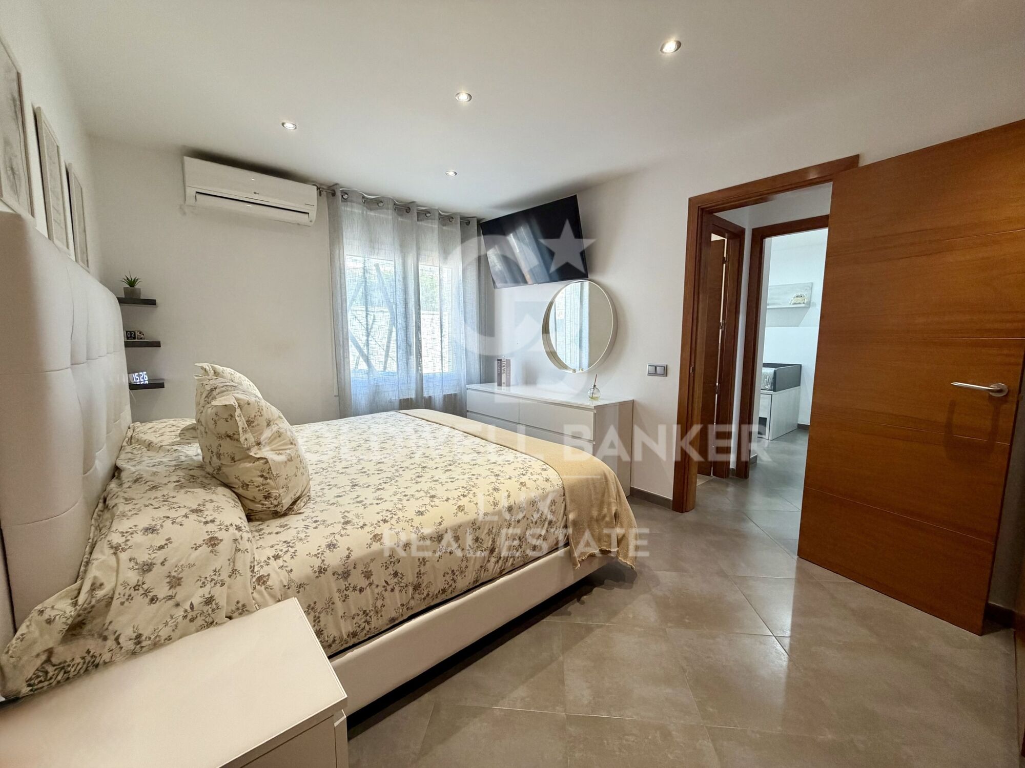 A fully renovated single-storey house in Roses, with pool and garage