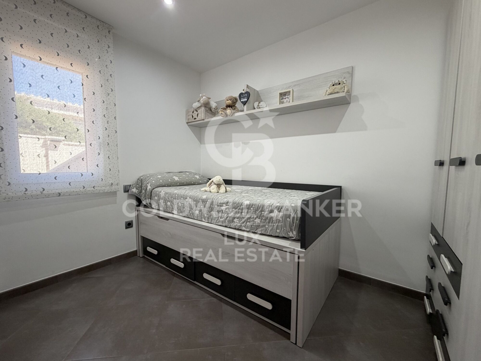 A fully renovated single-storey house in Roses, with pool and garage