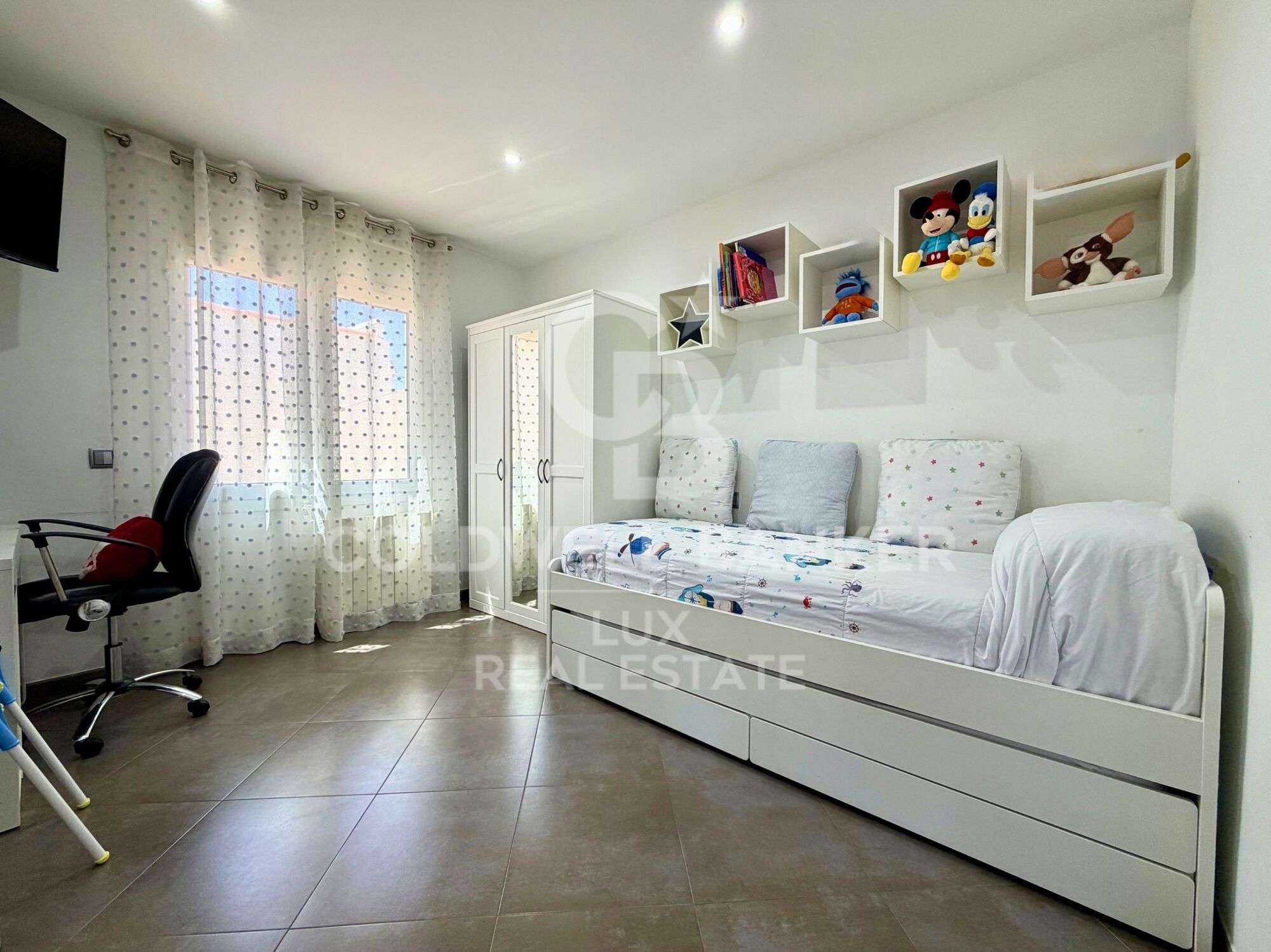 A fully renovated single-storey house in Roses, with pool and garage