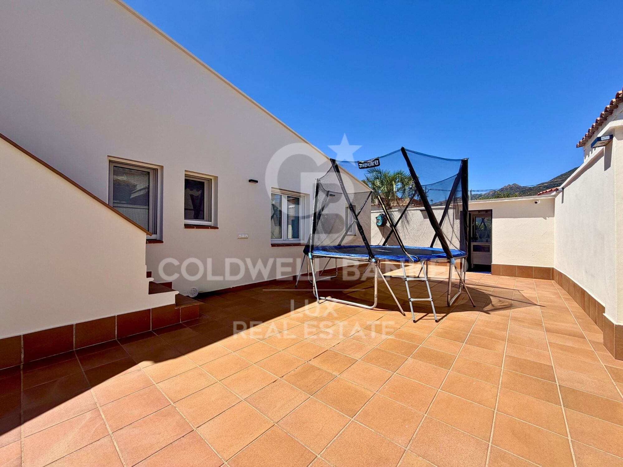 A fully renovated single-storey house in Roses, with pool and garage