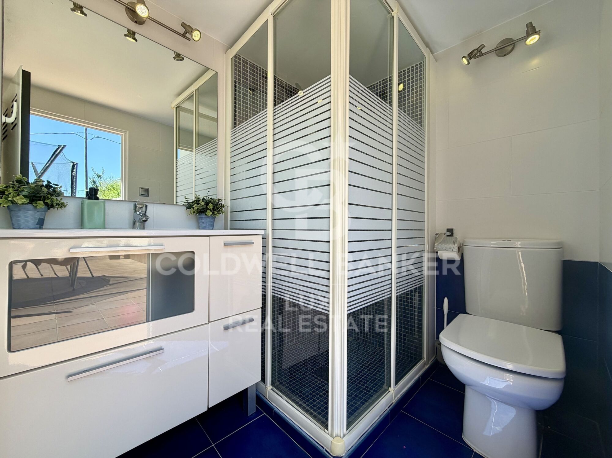 A fully renovated single-storey house in Roses, with pool and garage