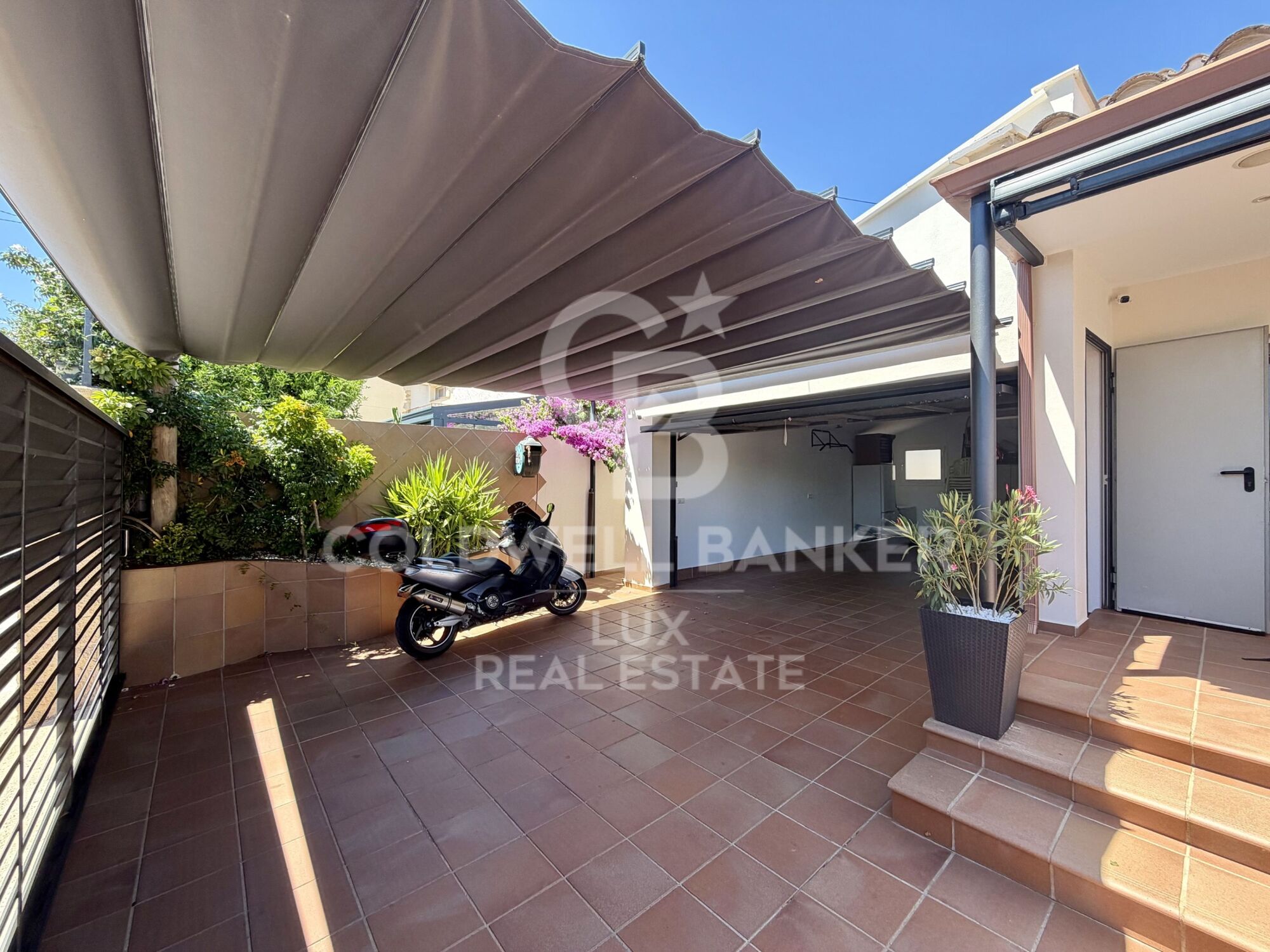 A fully renovated single-storey house in Roses, with pool and garage