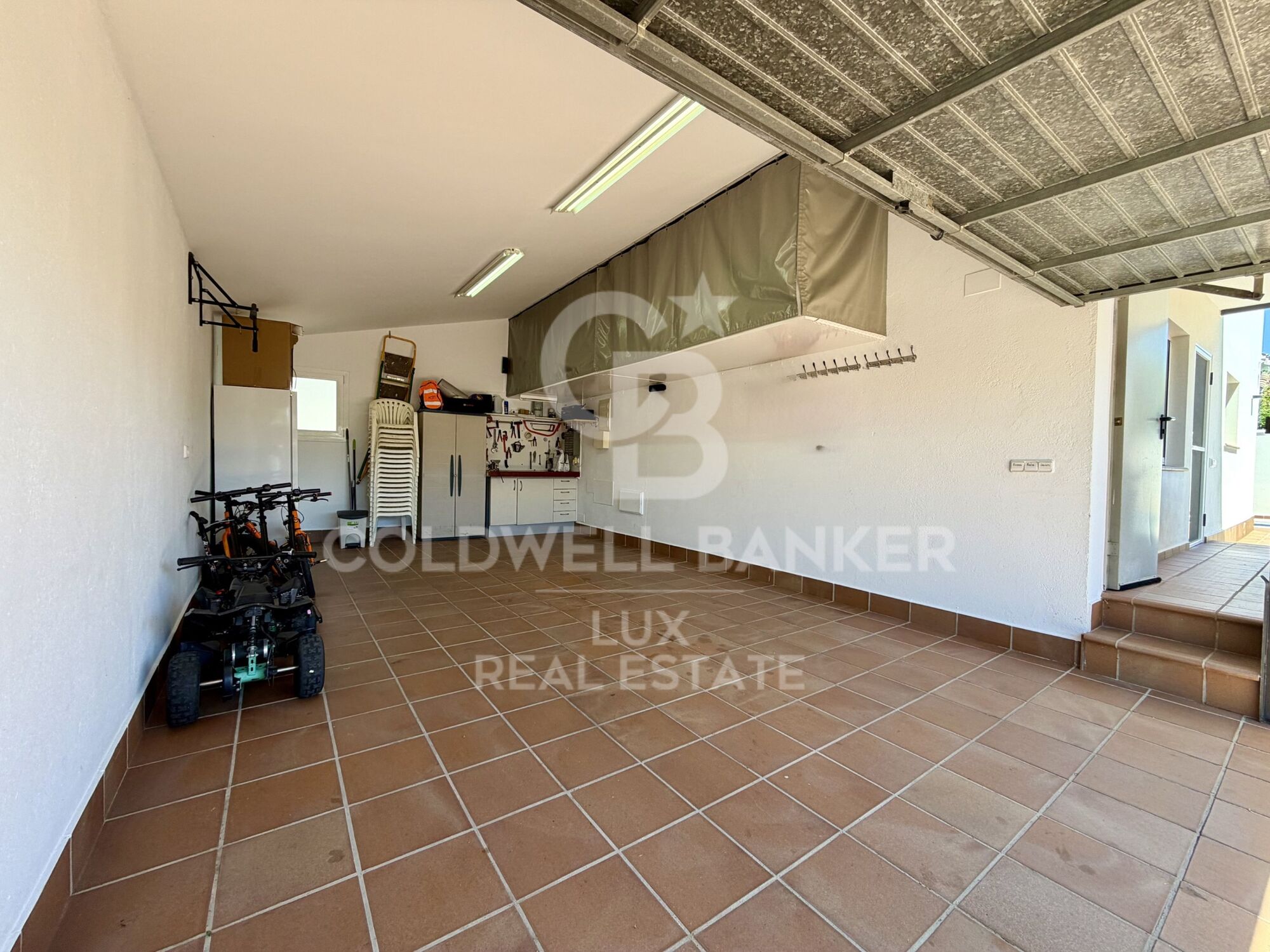 A fully renovated single-storey house in Roses, with pool and garage
