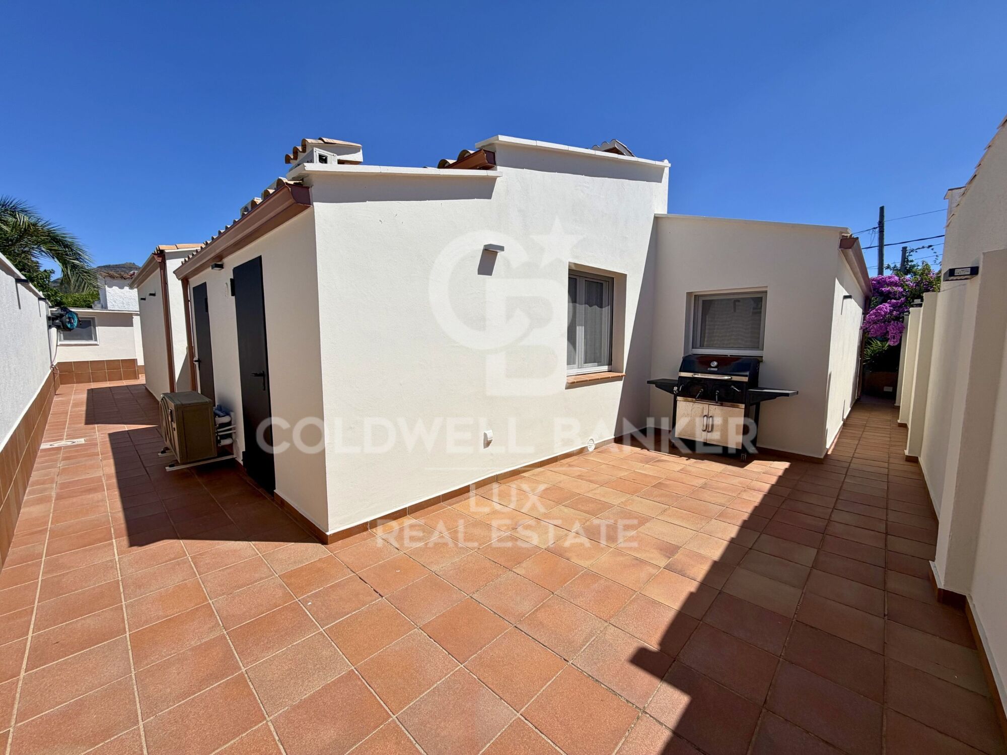 A fully renovated single-storey house in Roses, with pool and garage