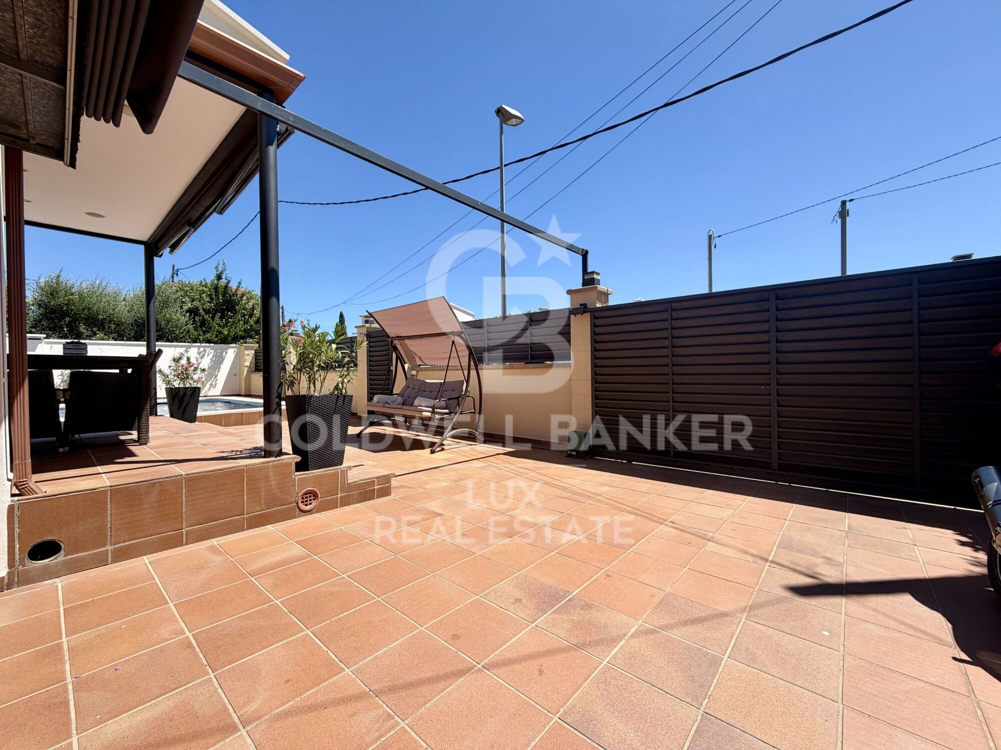 A fully renovated single-storey house in Roses, with pool and garage