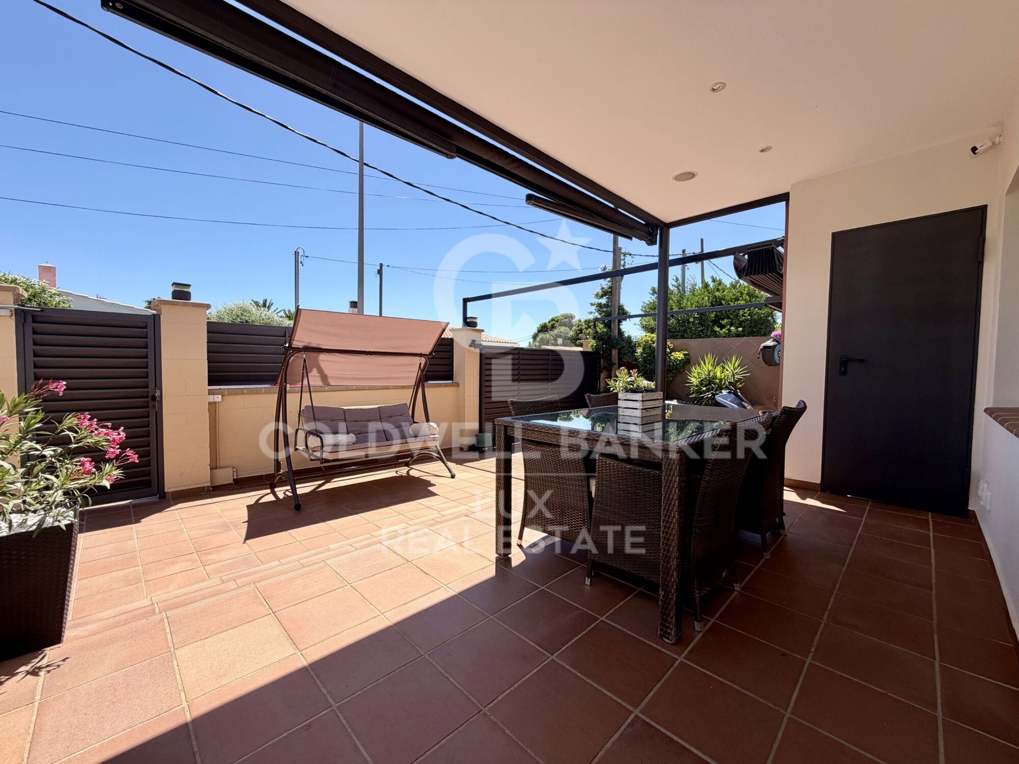 A fully renovated single-storey house in Roses, with pool and garage