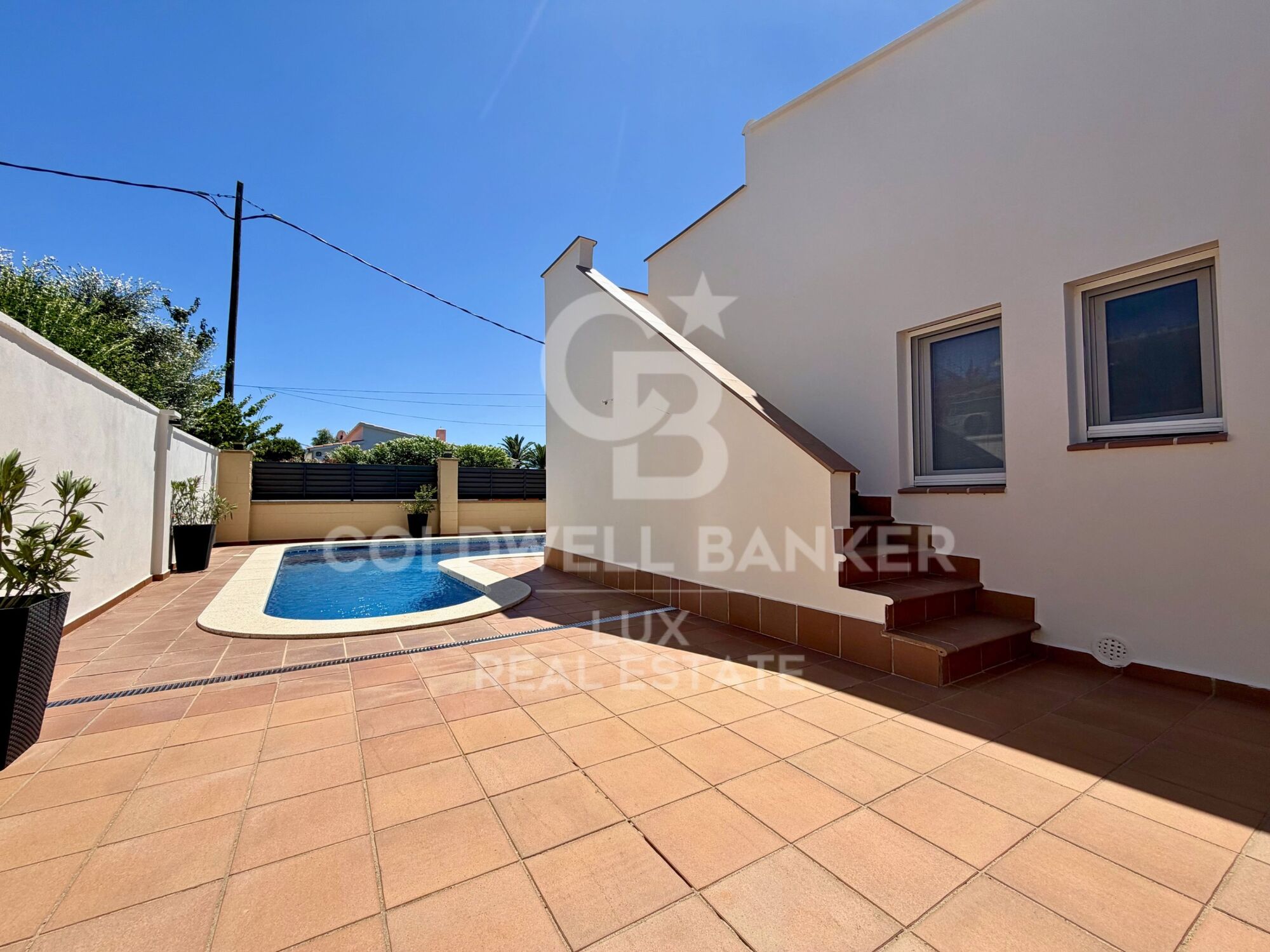 A fully renovated single-storey house in Roses, with pool and garage