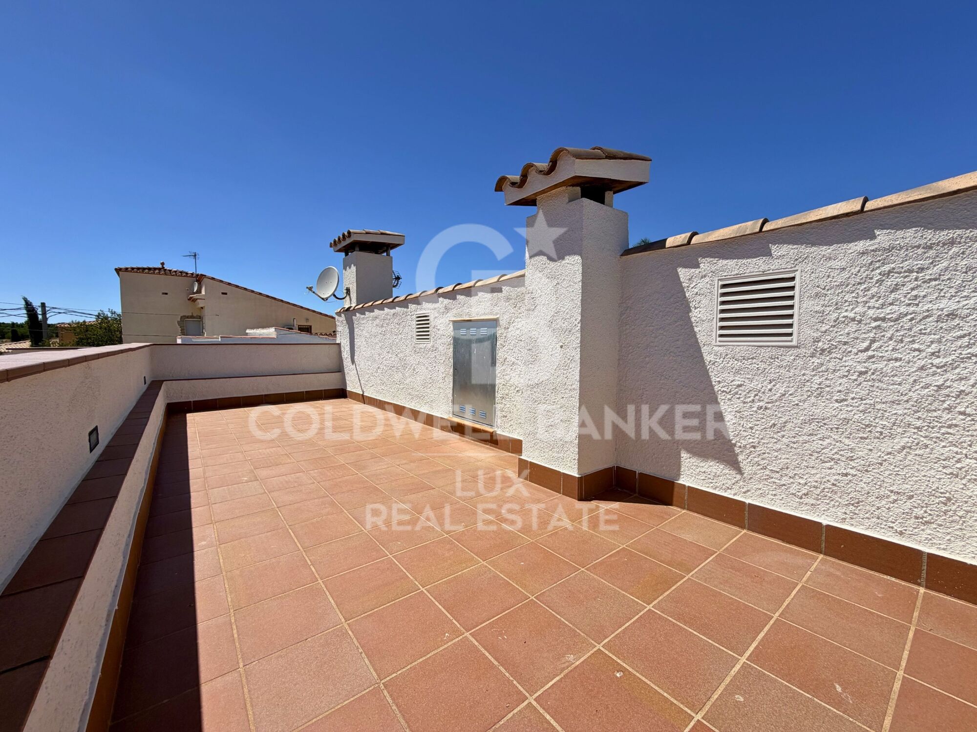 A fully renovated single-storey house in Roses, with pool and garage