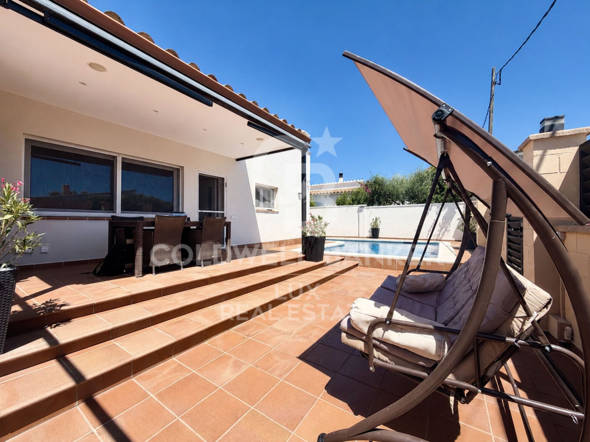 Maison de plain-pied entièrement rénovée à Roses, avec piscine et garage