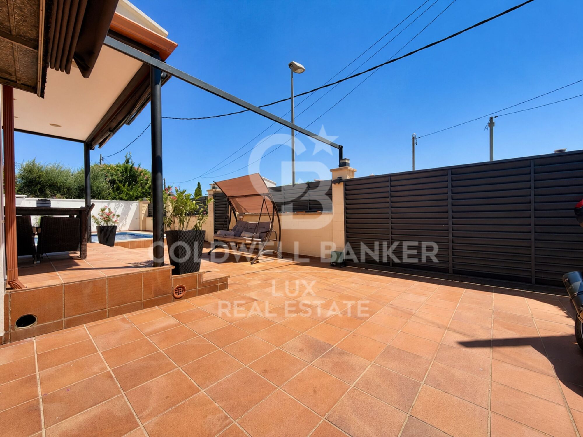 Maison de plain-pied entièrement rénovée à Roses, avec piscine et garage