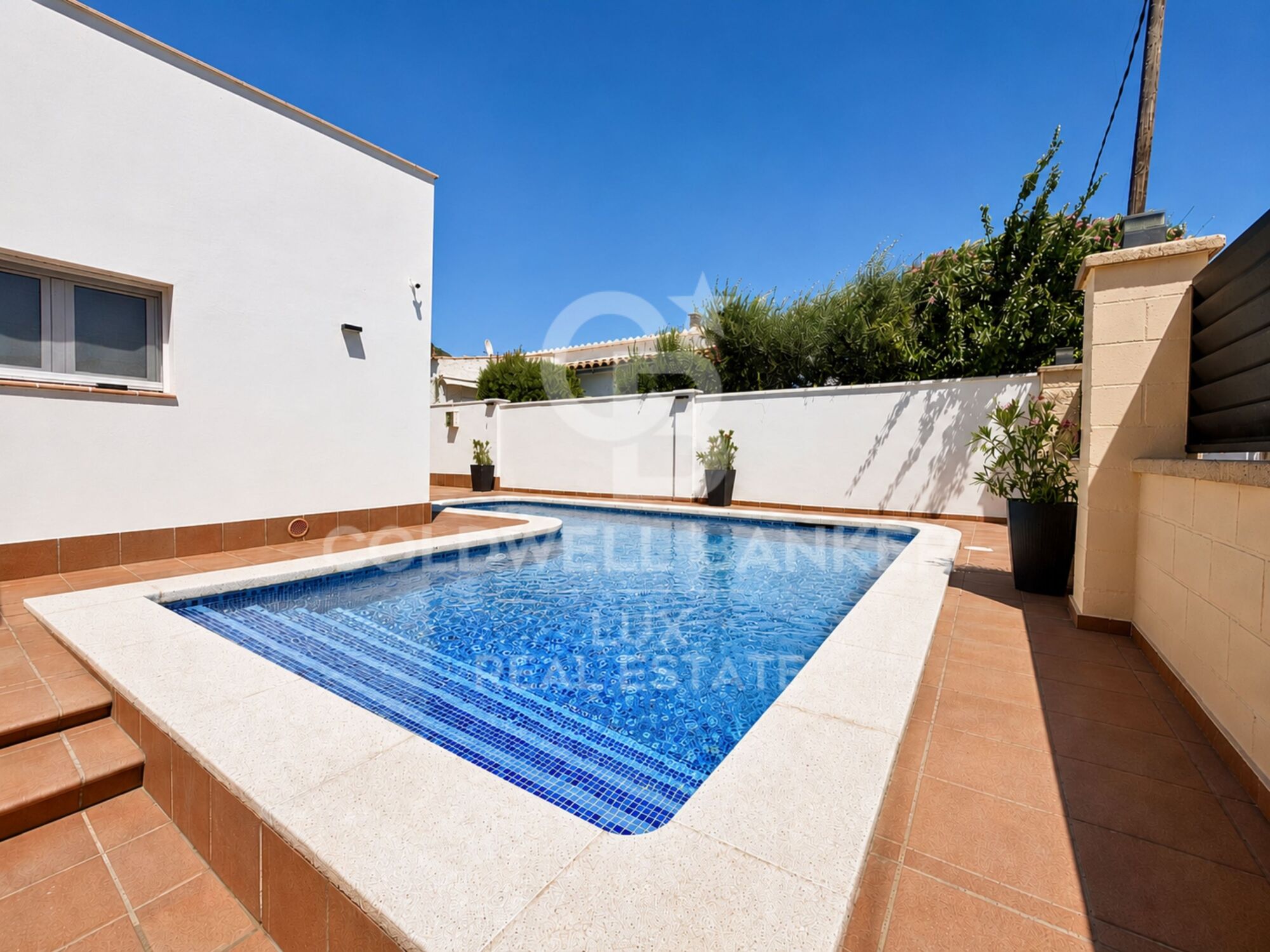 Komplett renoviertes einstöckiges Haus in Roses, mit Swimmingpool und Garage