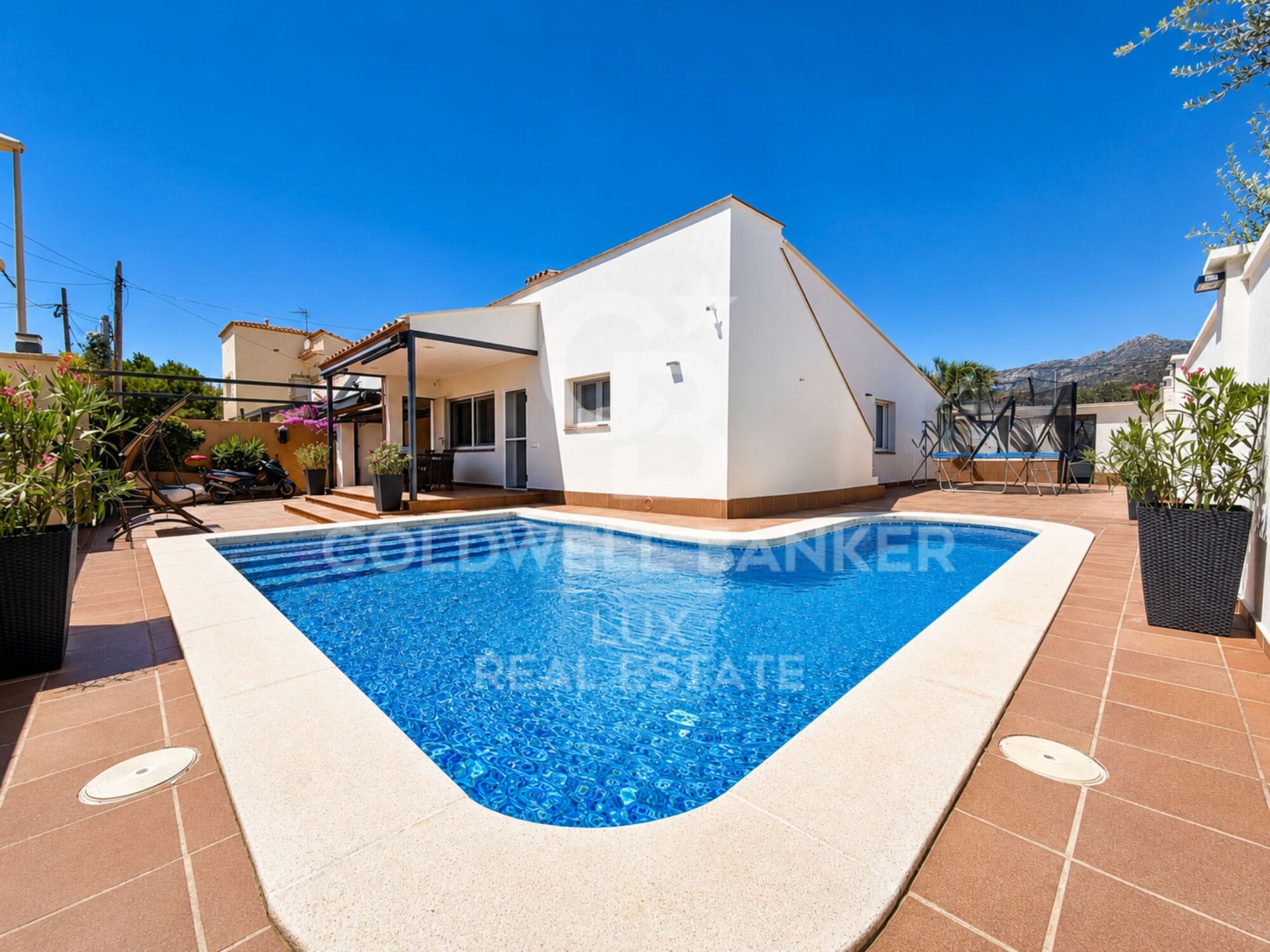 Komplett renoviertes einstöckiges Haus in Roses, mit Swimmingpool und Garage