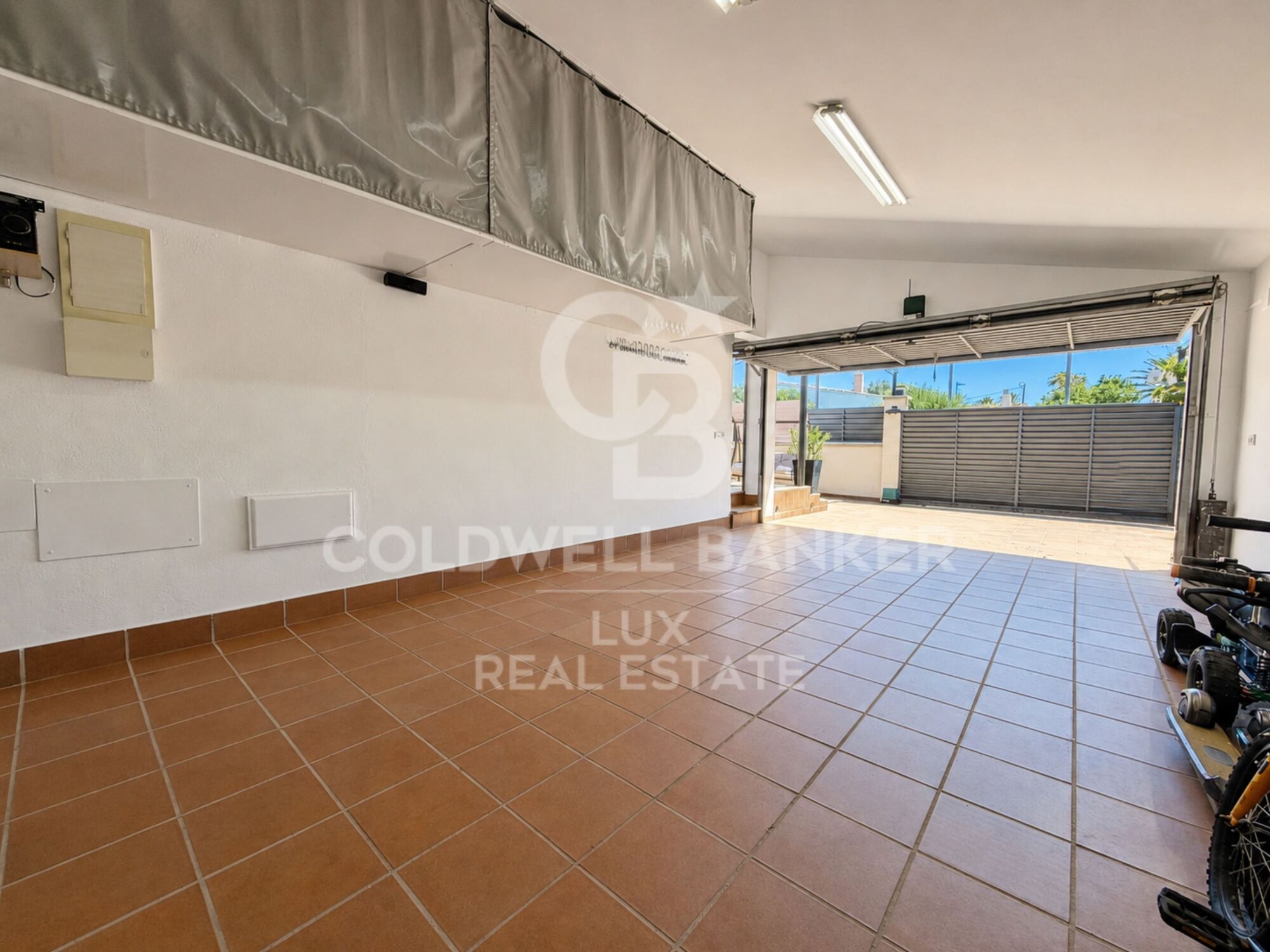 Komplett renoviertes einstöckiges Haus in Roses, mit Swimmingpool und Garage