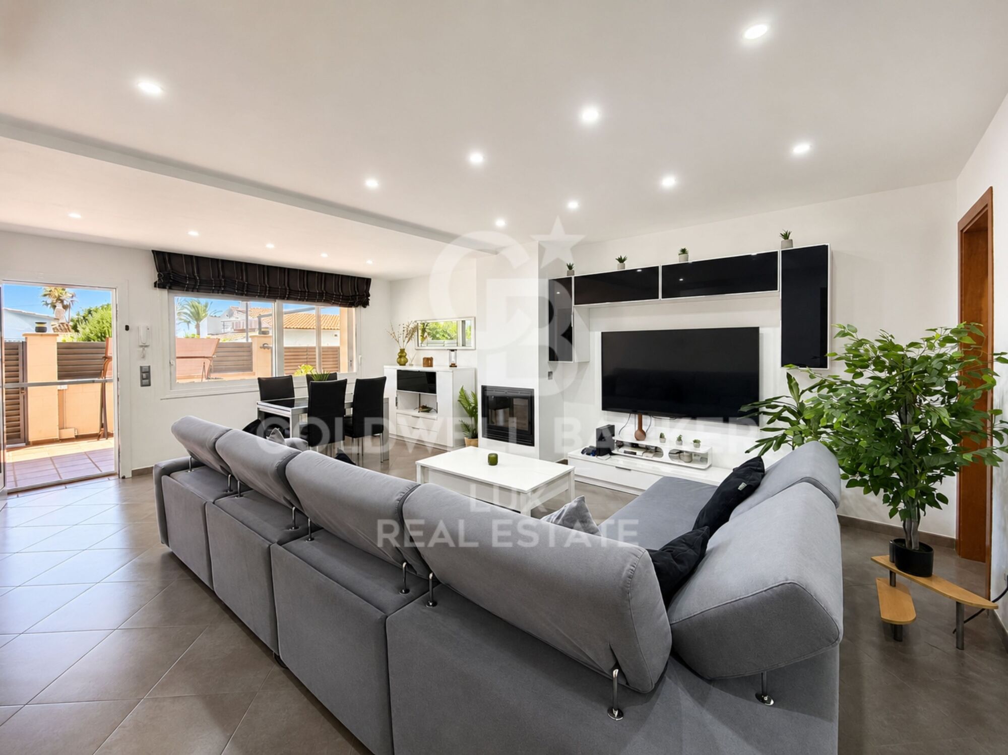 Komplett renoviertes einstöckiges Haus in Roses, mit Swimmingpool und Garage