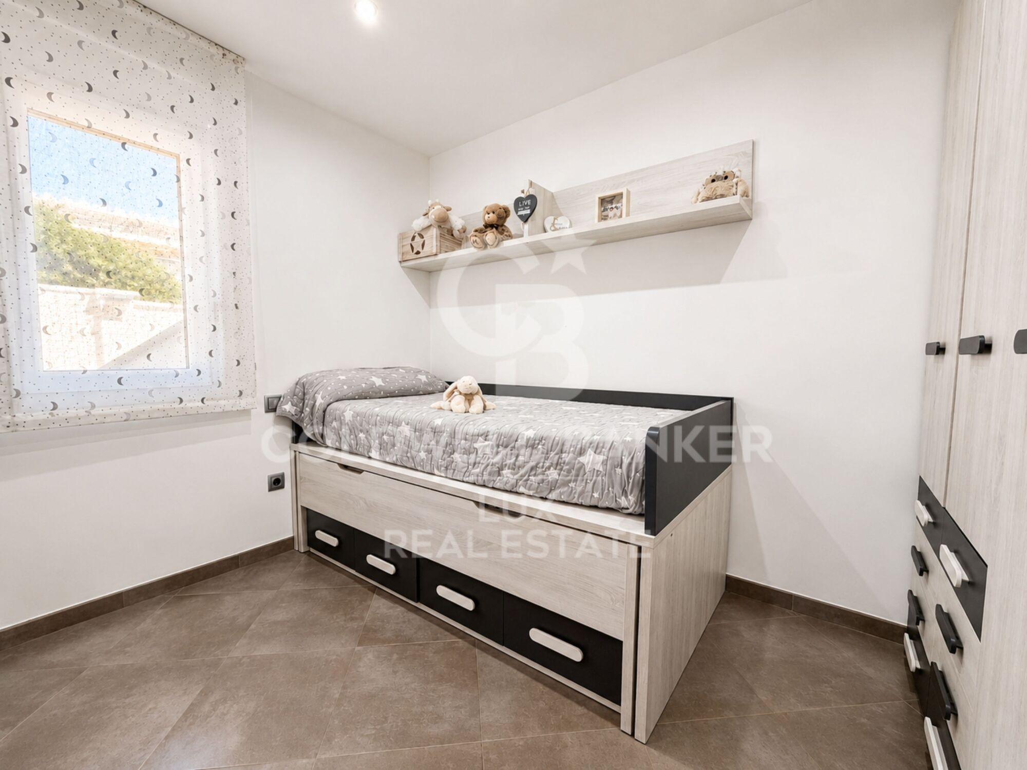 A fully renovated single-storey house in Roses, with pool and garage