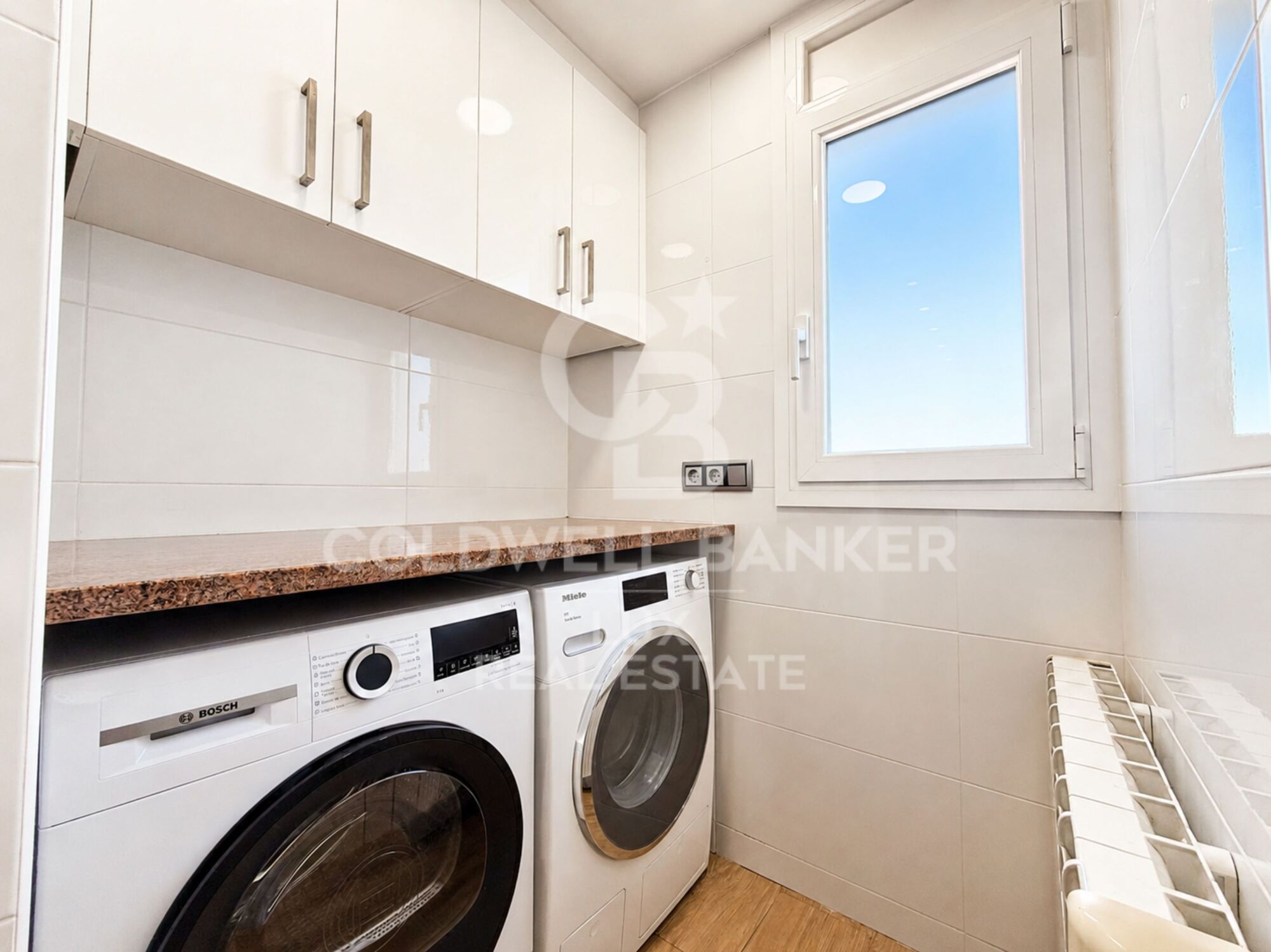 A fully renovated single-storey house in Roses, with pool and garage