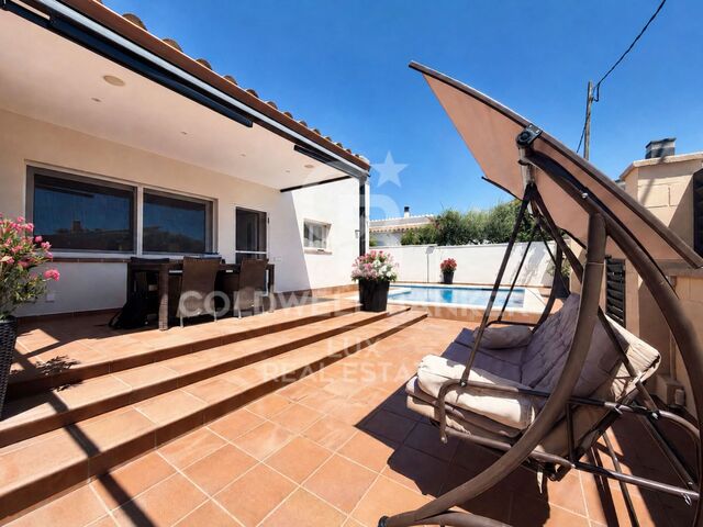 Maison de plain-pied entièrement rénovée à Roses, avec piscine et garage